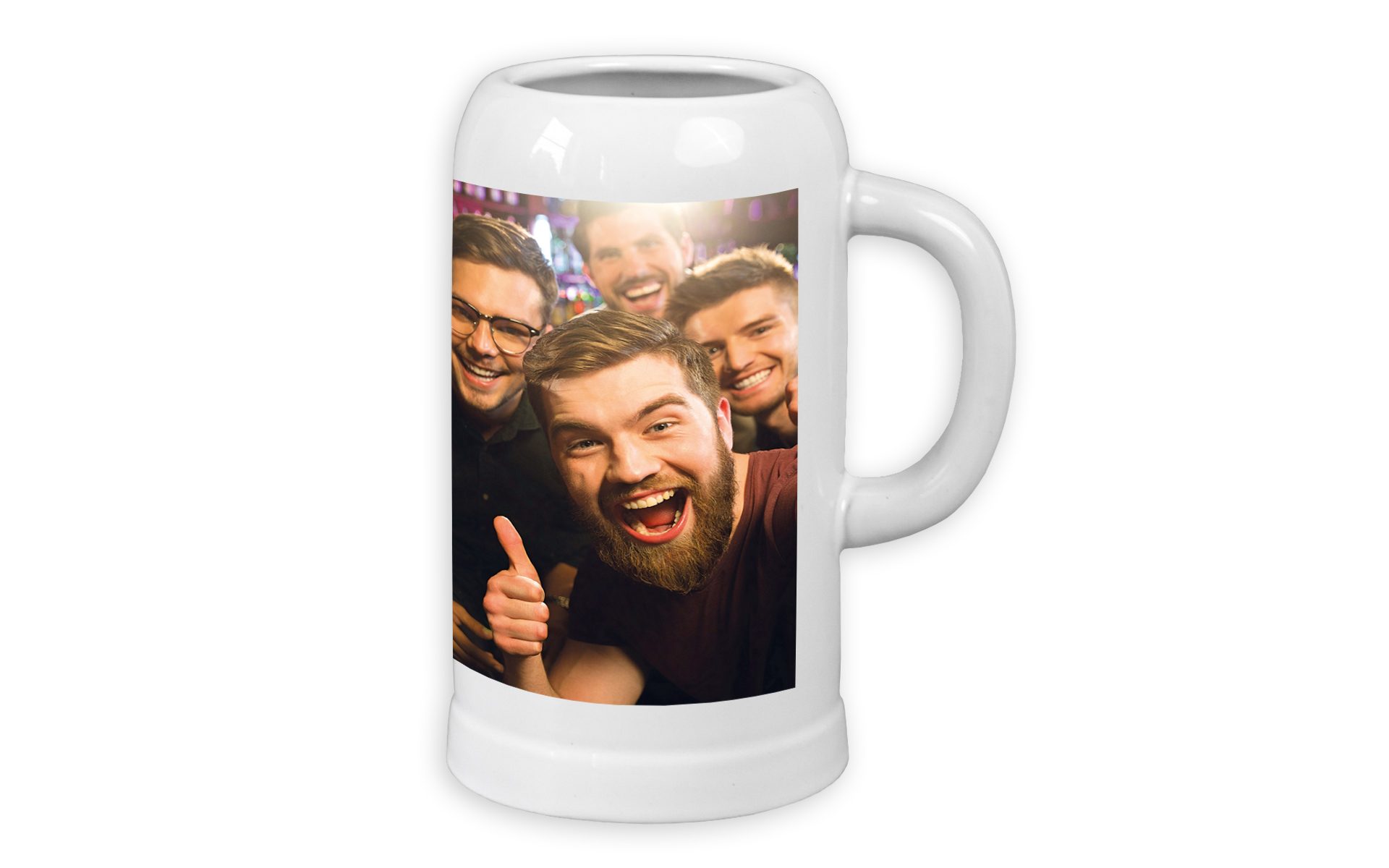 Ein 1l Bierkrug mit einem persönlichen Foto einer Gruppe von vier Männern.