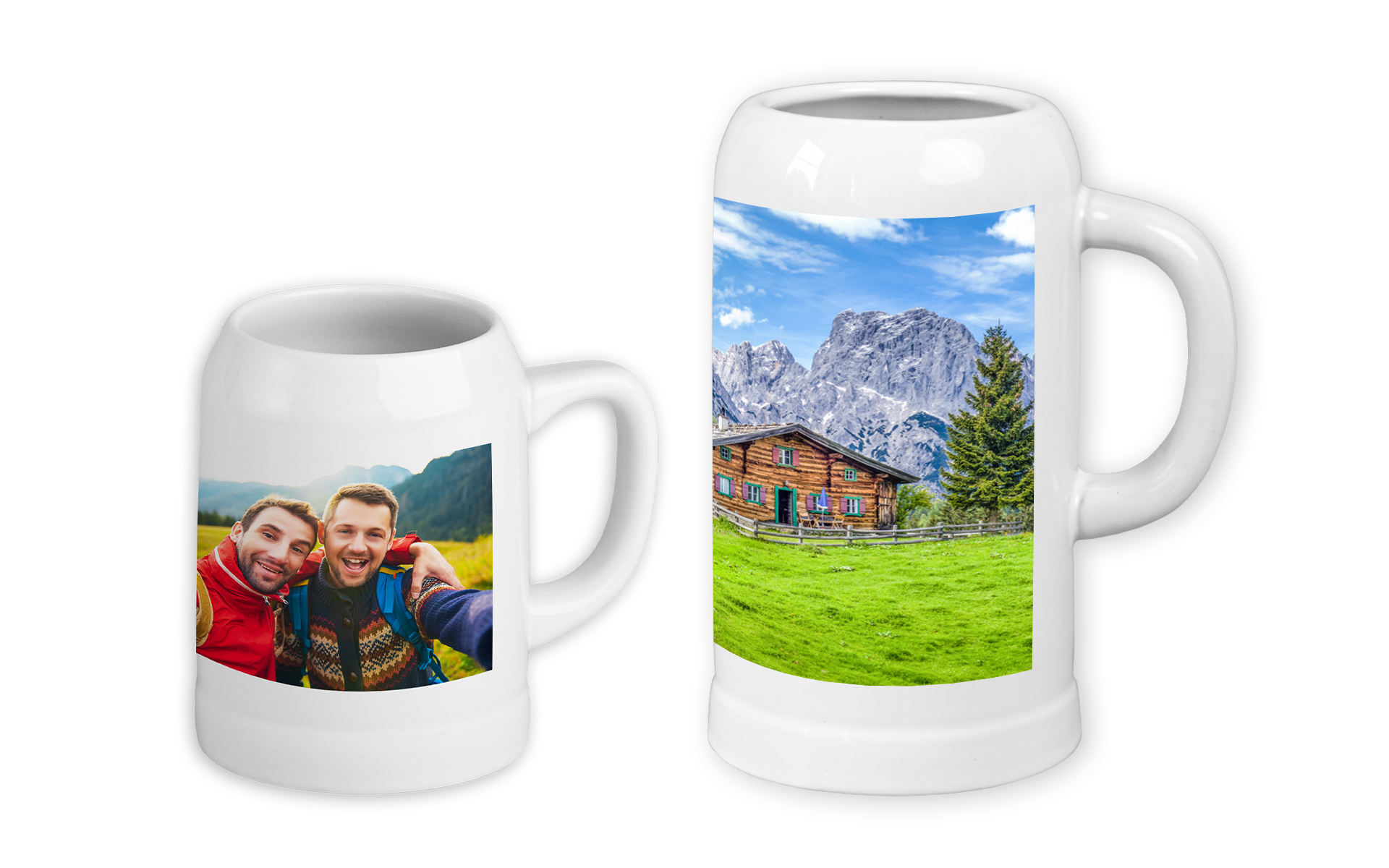 Zwei Bierkrüge, einer mit einem Freundschaftsbild, der andere mit einer Berglandschaft und einer Hütte.