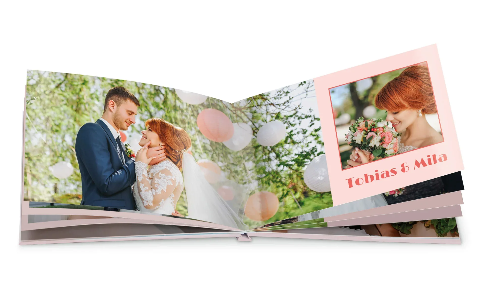 Happy Fotobuch ca. A3 quer Ein aufgeschlagenes Happy Fotobuch im Format ca. A3 quer mit dem Text Tobias & Mila zeigt Fotos von einer Hochzeit.
