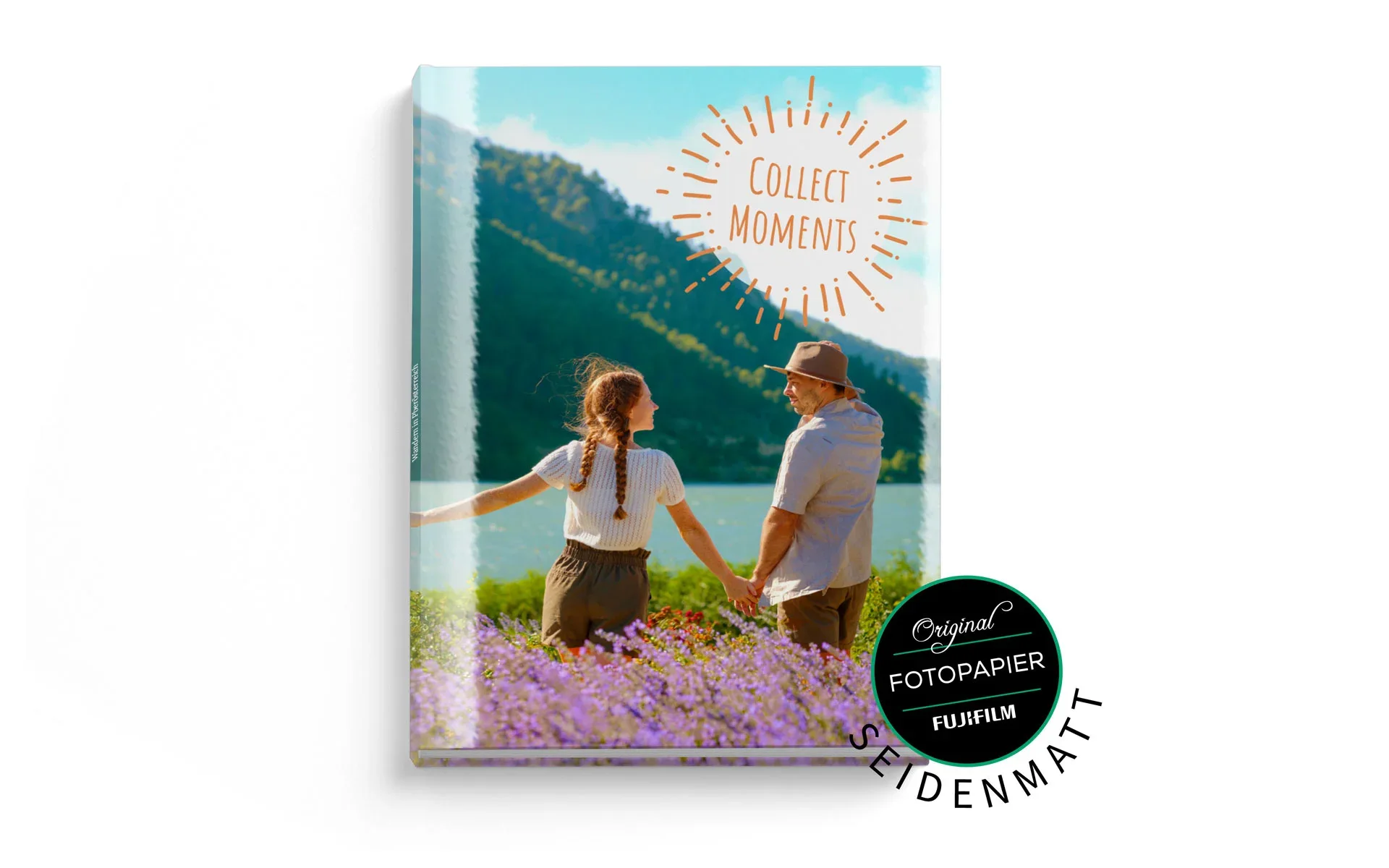 Happy Fotobuch ca. A4 hoch Ein aufgestelltes Happy Fotobuch ca. A4 hoch mit dem Titel Collect Moments zeigt ein Pärchen in der Natur.
