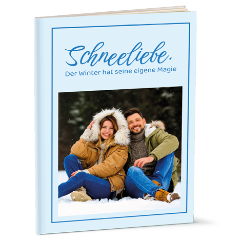 Ein Buchcover mit dem Titel "Schneeliebe" und einem lächelnden Paar im Schnee.