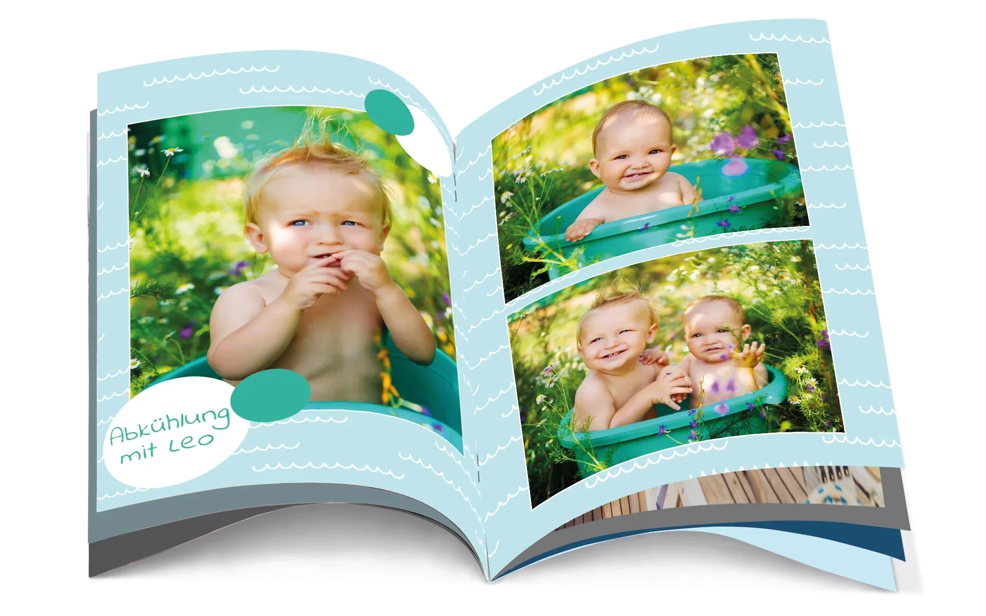 Happy Fotobuch ca. A4 hoch Ein aufgeschlagenes Happy Fotobuch im Format ca. A4 hoch mit dem Text Abkühlung mit Leo zeigt ein Baby im Garten in einer Badewanne.