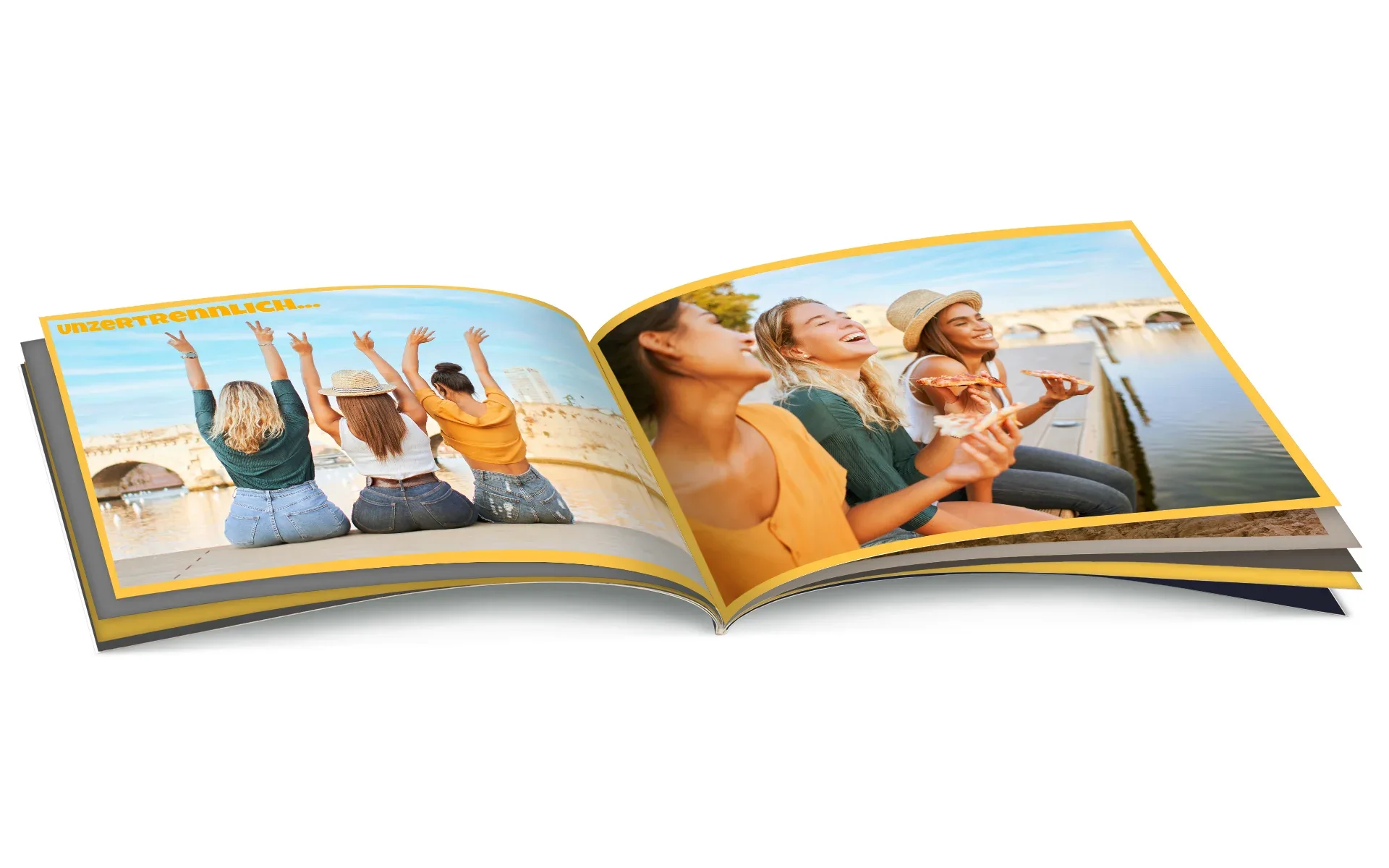 Happy Fotobuch ca. A5 quer Ein aufgeschlagenes Happy Fotobuch im Format ca. A5 quer mit dem Text Unzertrennlich zeigt drei Freundinnen an einem Fluss.