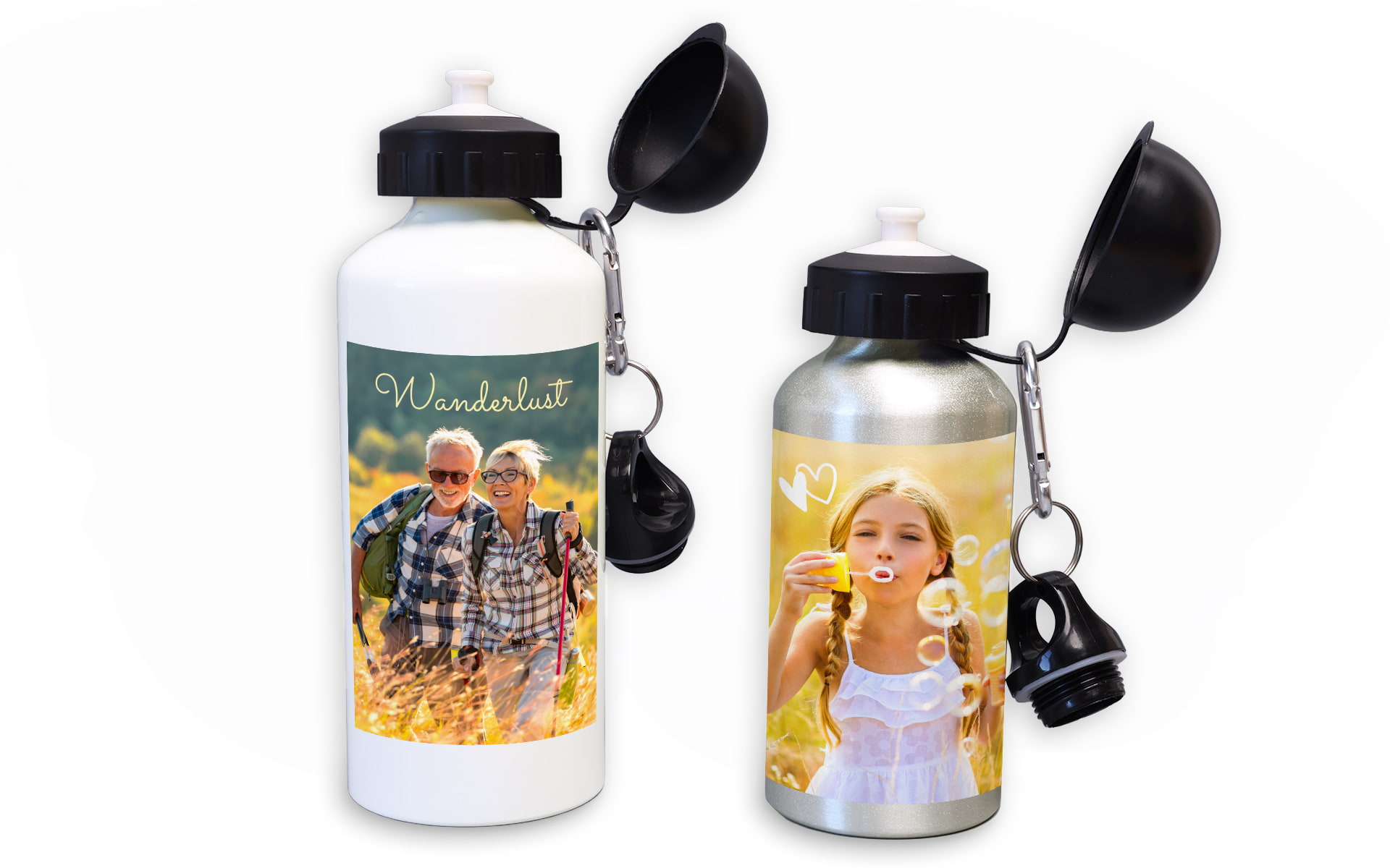 Zwei Wasserflaschen mit Fotos: eine älteres Paar beim Wandern, das andere Mädchen bläst Seifenblasen.