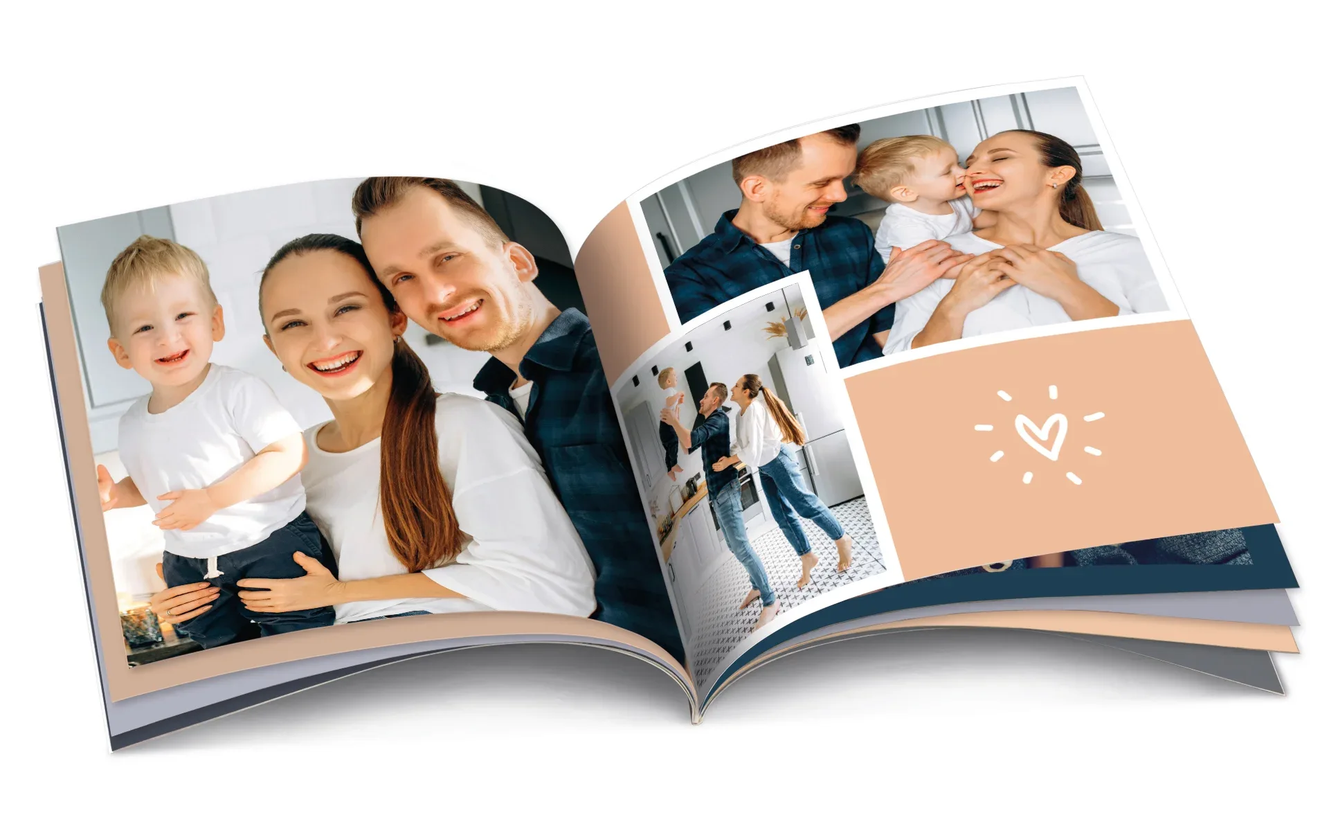 Ein aufgeschlagenes Happy Fotobuch im Format ca. 20 x 20 cm zeigt eine Familie.