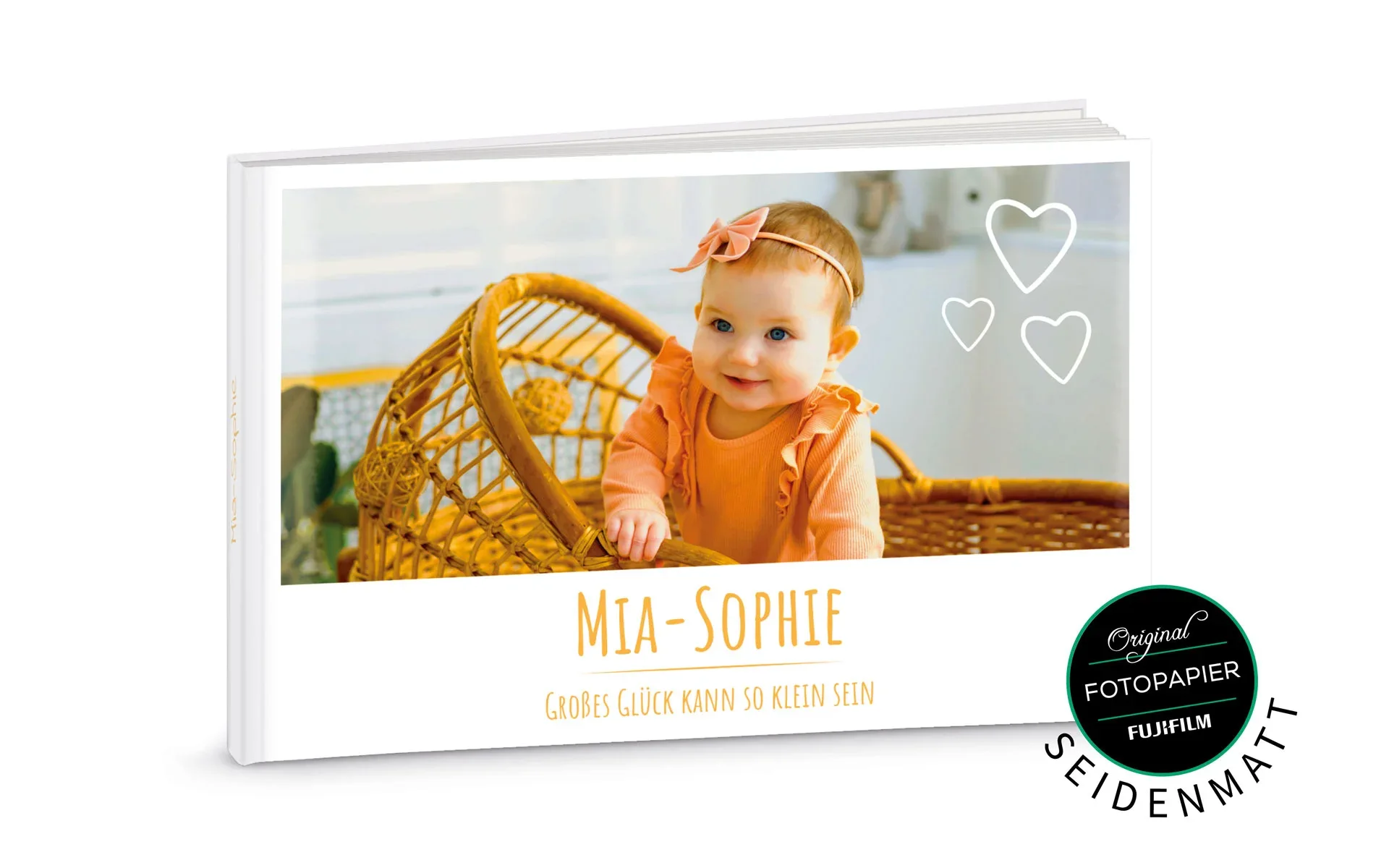Happy Fotobuch ca. A4 quer Ein aufgestelltes Happy Fotobuch ca. A4 quer mit dem Titel Mia-Sophie zeigt ein Baby und Herz Cliparts.