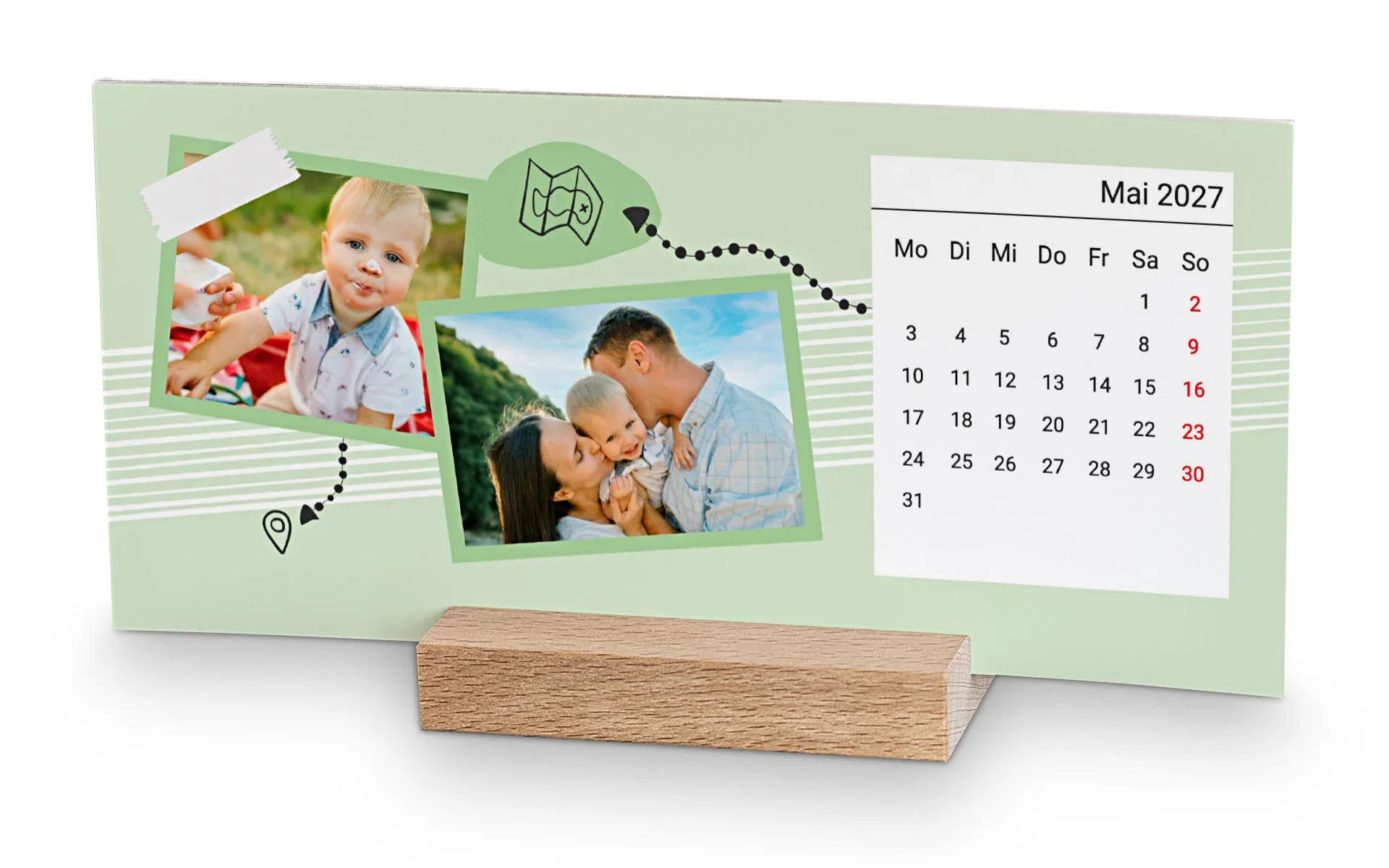Ein aufgestellter Holzblock-Kalender quer zeigt zwei Familienfotos vor hellgrünem Hintergrund und einem Landkarten Clipart mit Pfeil.