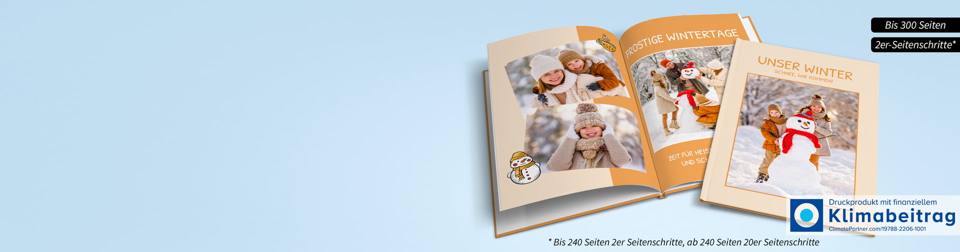 Ein geöffnetes Fotobuch mit winterlichen Bildern von Kindern und einem Schneemann, umgeben von Schnee.