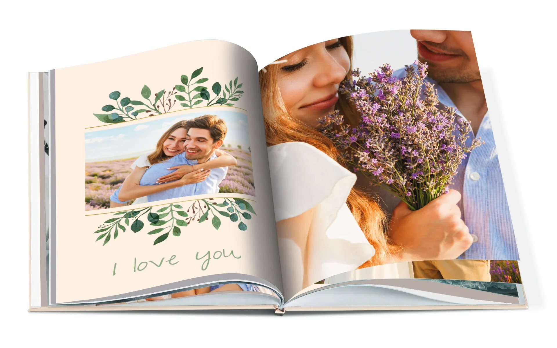 Happy Fotobuch ca. A5 hoch Ein aufgeschlagenes Happy Fotobuch im Format ca. A5 hoch mit dem Text I love you zeigt ein Pärchen in einem Lavendelfeld.