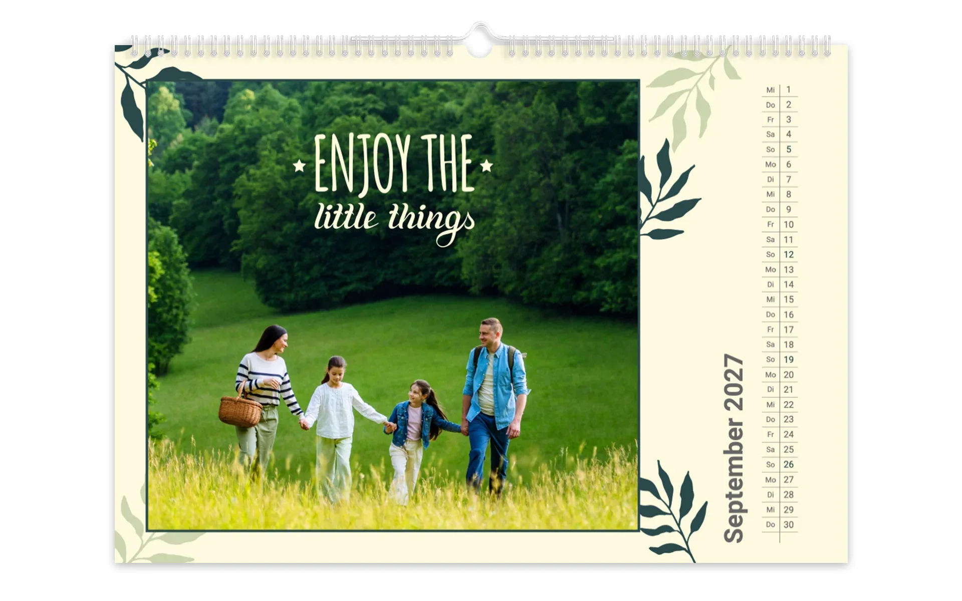 HappyFotokalender ca. A4 quer Ein HappyFotokalender ca. A4 quer mit dem Text Enjoy the little things zeigt eine Familie auf einer Wiese und Blätter Cliparts.