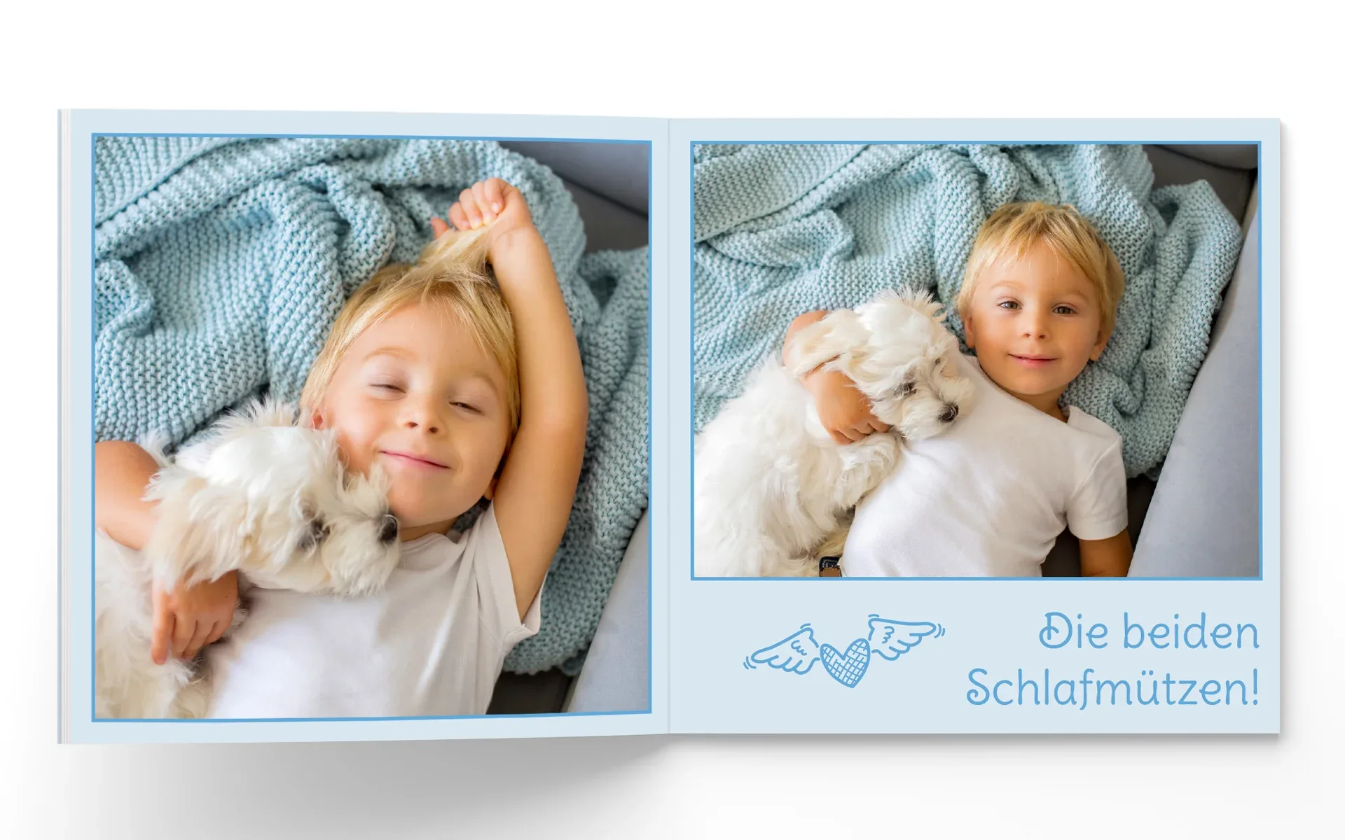 Ein aufgeschlagenes Happy Fotobuch im Format ca. 13 x 13 cm mit dem Text Die beiden Schlafmützen zeigt einen Jungen mit einem Hund.
