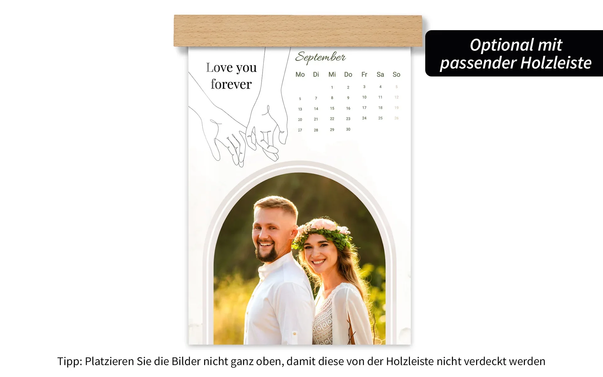 Ein HappyFotokalender ca. A4 hoch mit Holzleiste mit dem Text Love you forever zeigt ein Brautpaar und ein Hände Clipart.