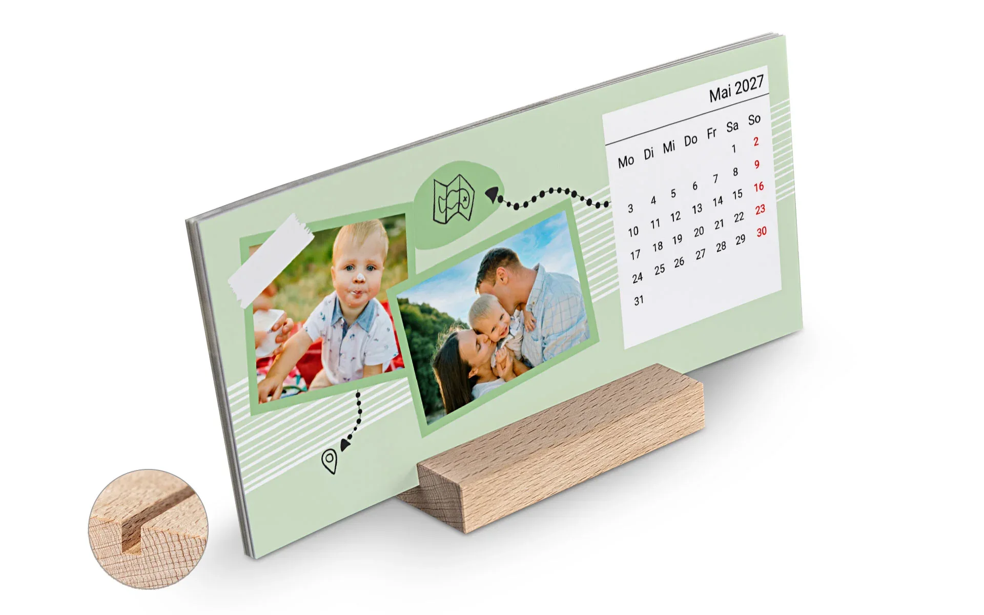 Ein Holzblock-Kalender quer mit einem Detailbild des Holzblocks zeigt zwei Familienfotos vor hellgrünem Hintergrund und einem Landkarten Clipart mit Pfeil.