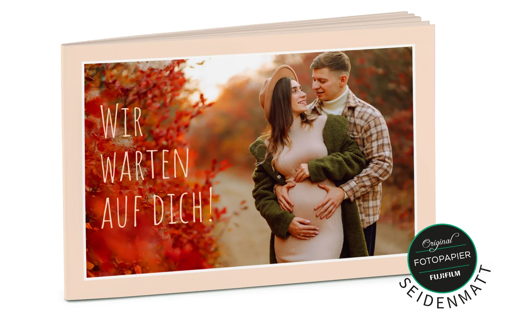 Happy Fotobuch ca. 13 x 19 cm Ein aufgestelltes Happy Fotobuch ca. 13 x 19 cm mit dem Titel Wir warten auf dich zeigt ein Pärchen in einer herbstlichen Landschaft.