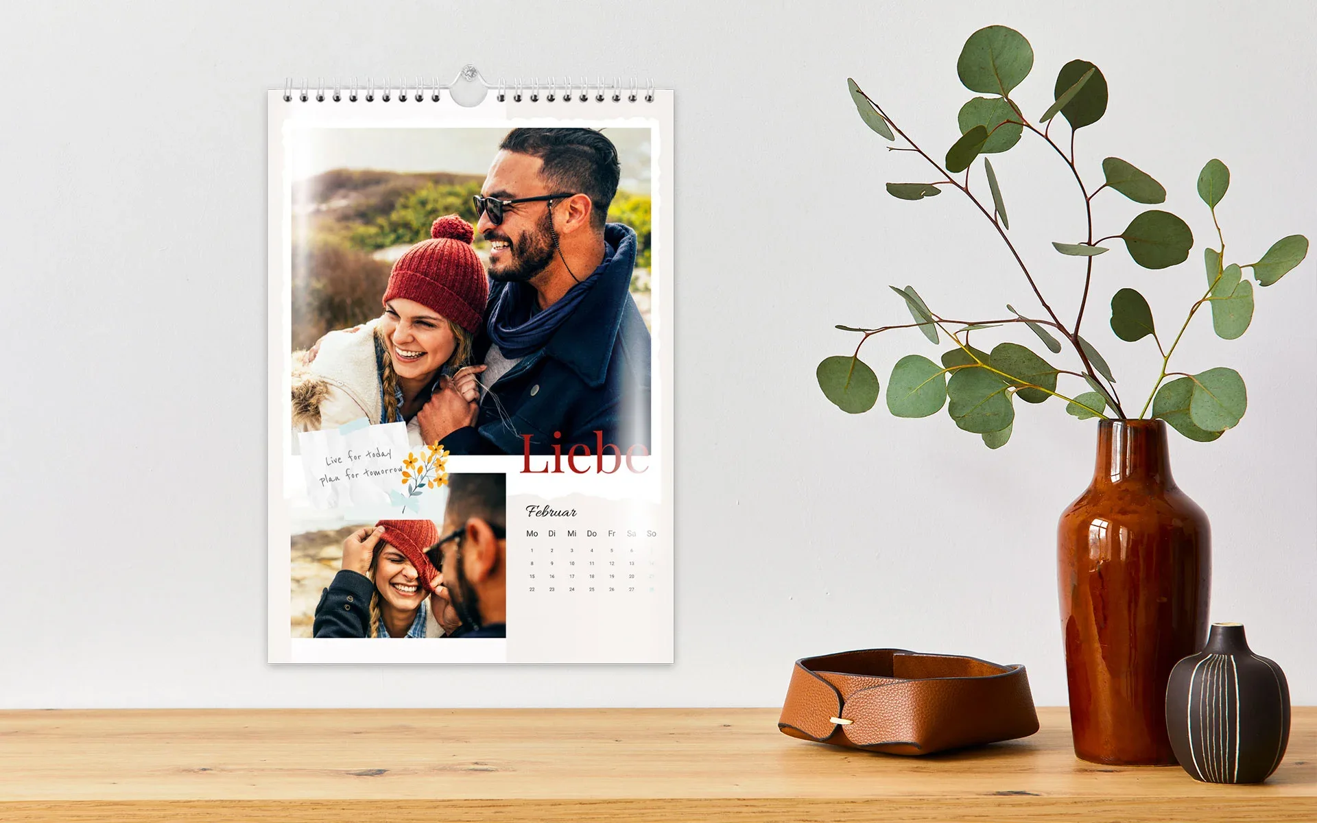 HappyFotokalender ca. A3 hoch – aufgehängt Ein aufgehängter HappyFotokalender ca. A3 hoch mit dem Text Liebe zeigt ein Pärchen und ein Blumen Clipart.