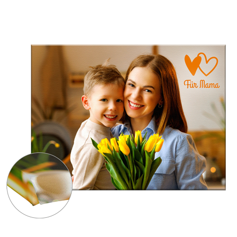 Eine Frau umarmt einen Jungen, der einen Strauß gelber Tulpen hält. Text „Für Mama“ in der Ecke.