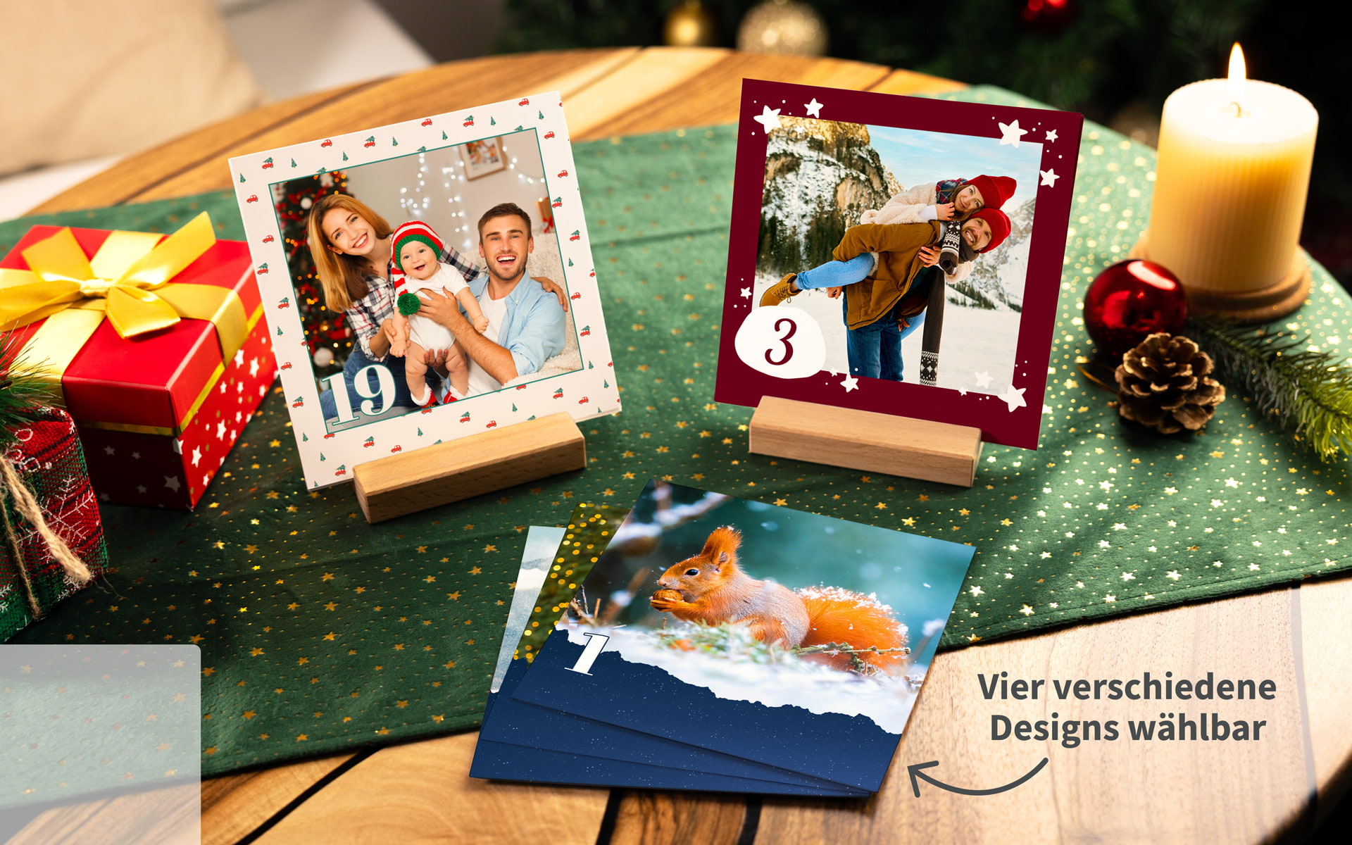 Gestalten Sie Ihren persönlichen Holzblock-Adventkalender mit vier unterschiedlichen Designs Unterschiedliche Motive des Holzblock-Adventskalenders auf einem Tisch