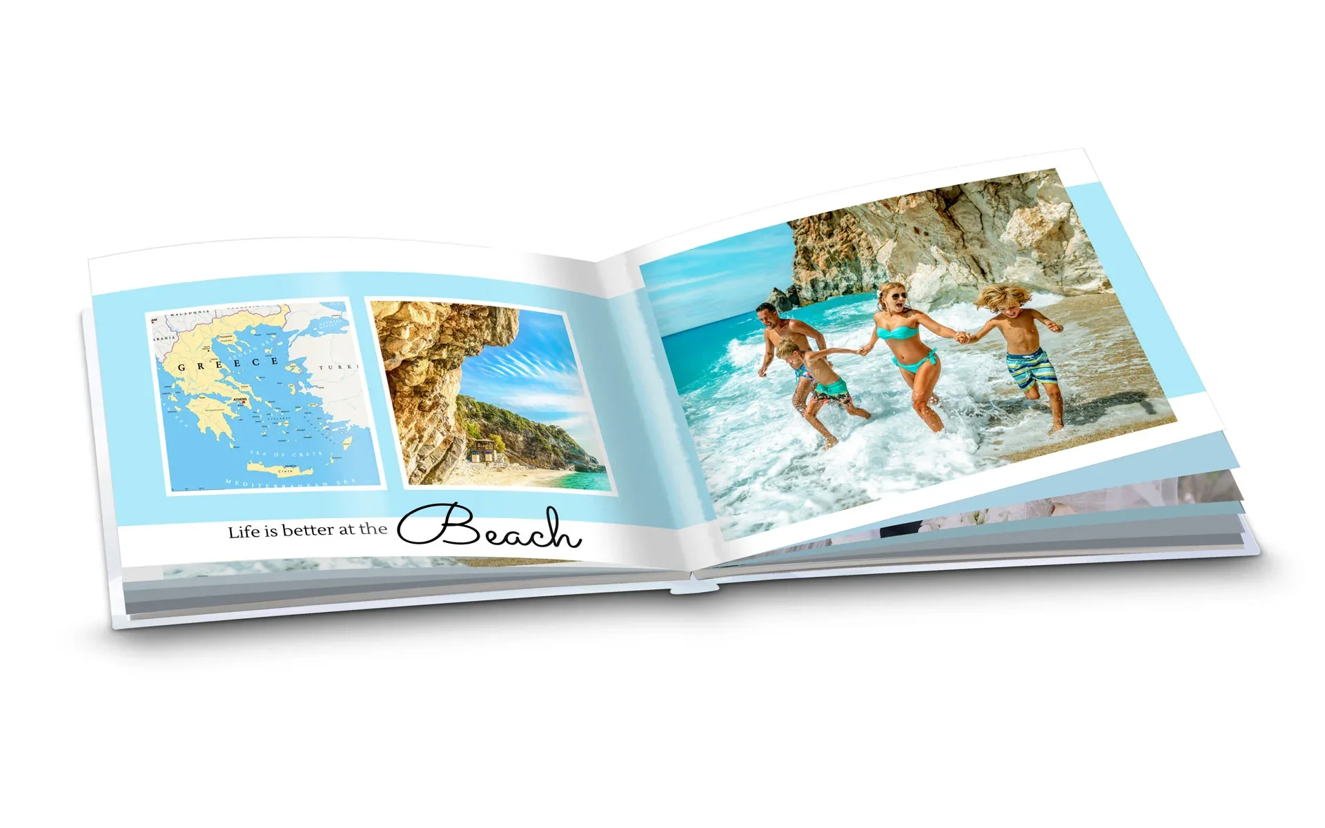 Happy Fotobuch ca. A4 quer Ein aufgeschlagenes Happy Fotobuch im Format ca. A4 quer mit dem Text Life ist better at the beach zeigt eine Familie am Strand.