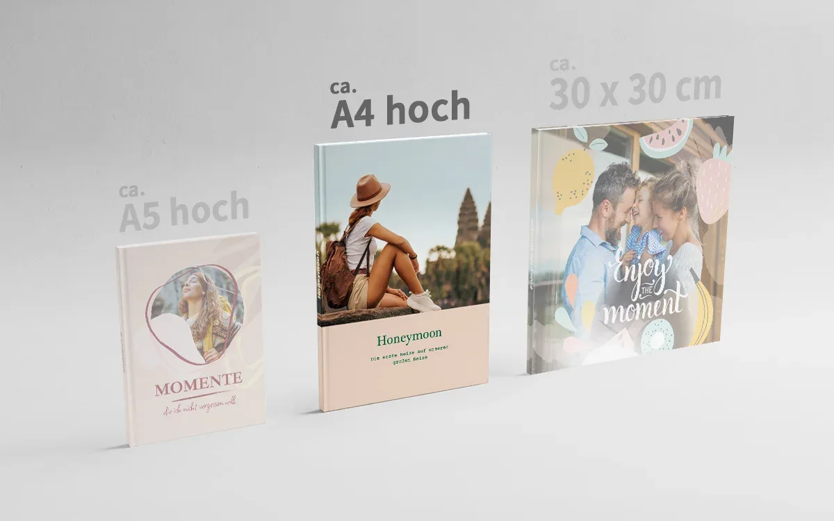 Happy Fotobuch ca. A4 hoch 3 Happy Fotobücher in den Formaten ca. A5 hoch, ca. A4 hoch und ca. 30 x 30 cm nebeneinander. Das Format ca. A4 hoch ist hervorgehoben.