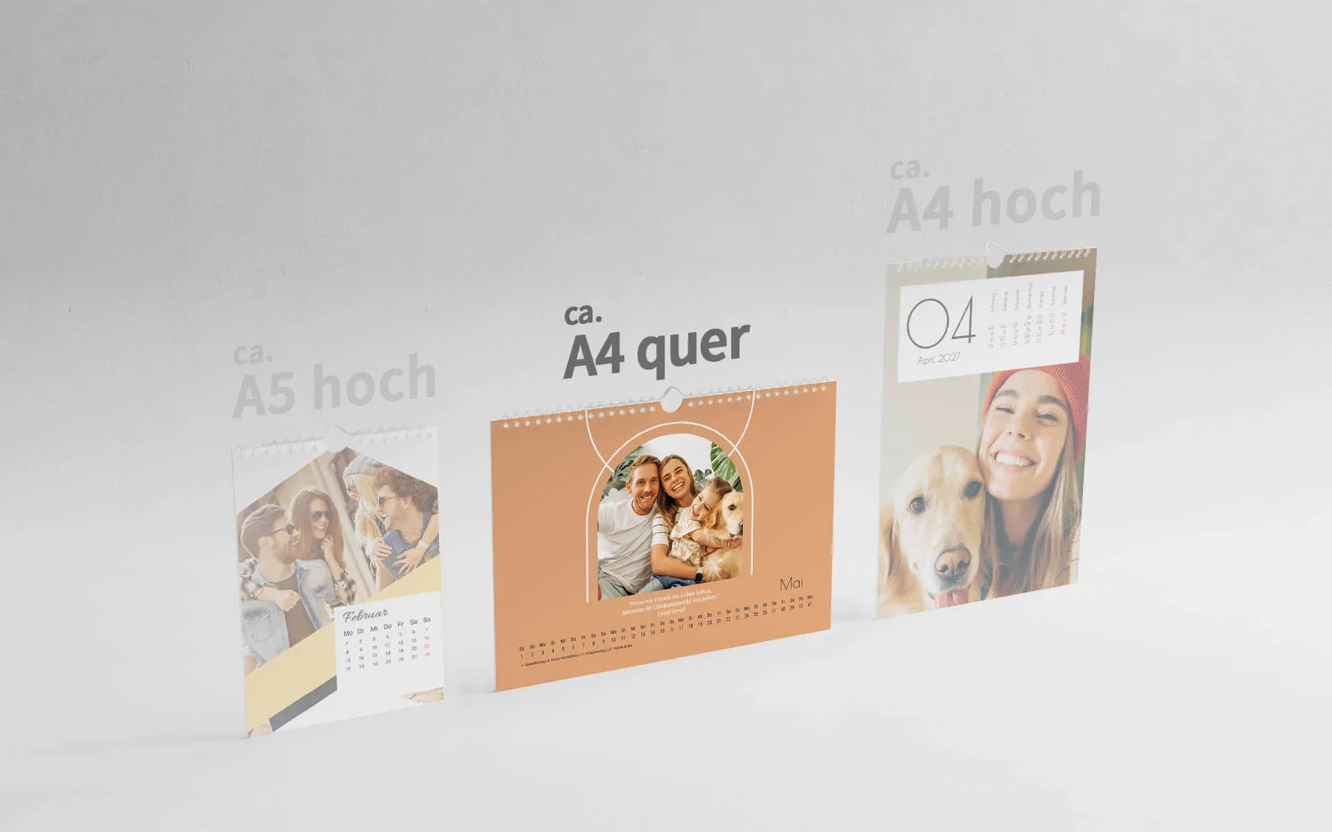 HappyFotokalender ca. A4 quer 3 HappyFotokalender in den Formaten ca. A5 hoch, ca. A4 quer und ca. A4 hoch nebeneinander. Das Format ca. A4 quer ist hervorgehoben.