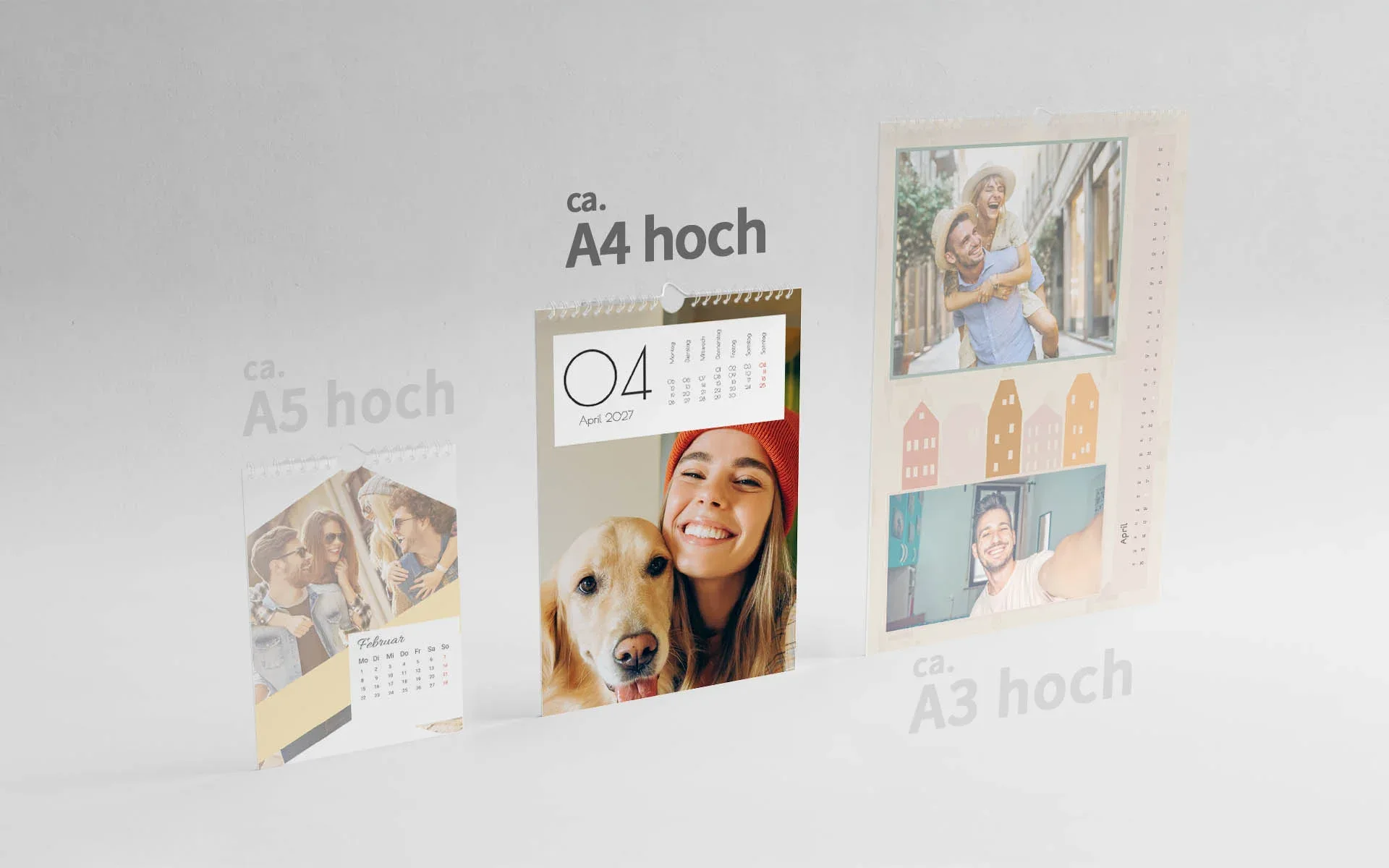 3 HappyFotokalender in den Formaten ca. A5 hoch, ca. A4 hoch und ca. A3 hoch nebeneinander. Das Format ca. A4 hoch ist hervorgehoben.