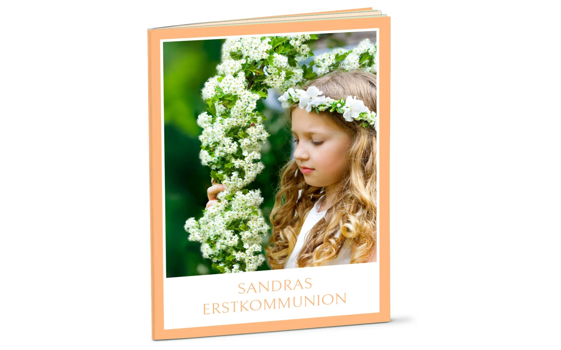 Ein aufgestelltes Happy Fotobuch ca. A4 hoch mit dem Titel Sandras Erstkommunion zeigt ein Mädchen mit einem Blumenkranz.
