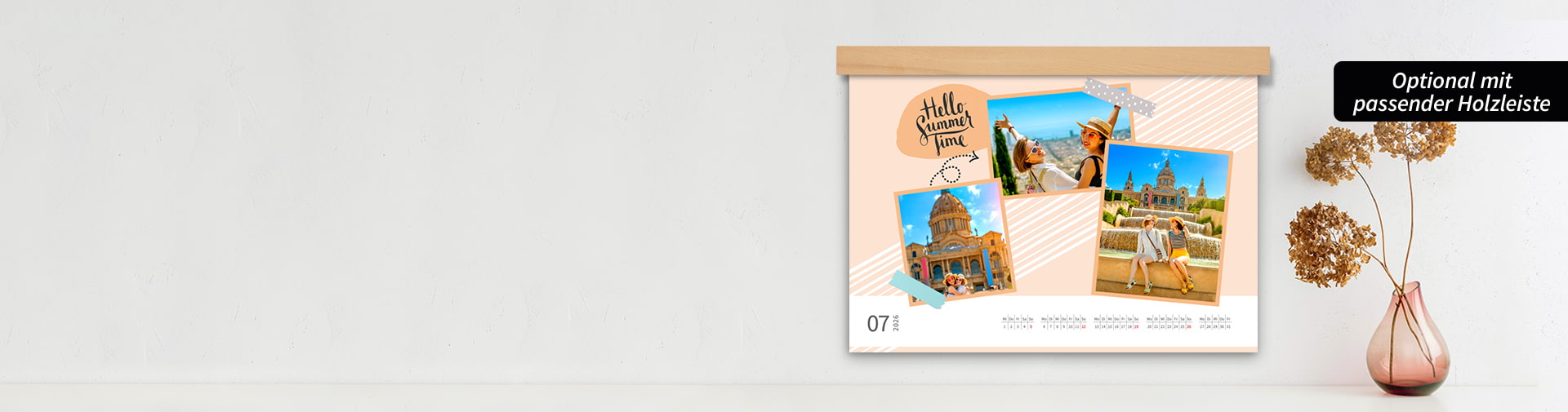 Ein Wandkalender mit sommerlichen Fotos und dem Text „Hello Summer Time“. Monat Juli 2023.