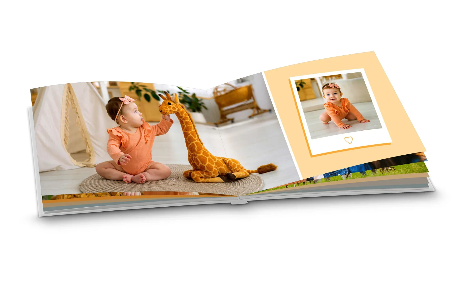 Happy Fotobuch ca. A4 quer Ein aufgeschlagenes Happy Fotobuch im Format ca. A4 quer zeigt ein Baby mit einer Kuscheltier-Giraffe.
