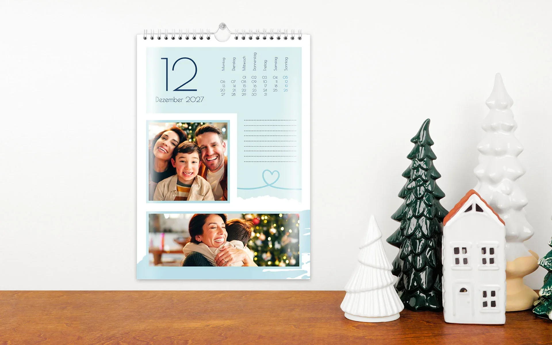 Ein aufgehängter HappyFotokalender ca. A4 hoch zeigt eine Familie an Weihnachten und ein Herz Clipart.