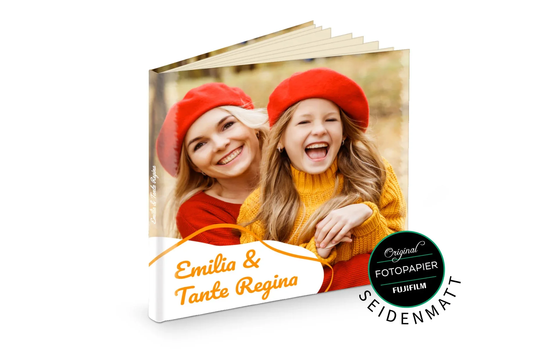 Happy Fotobuch ca. 20 x 20 cm Ein aufgestelltes Happy Fotobuch ca. 20 x 20 cm mit dem Titel Emilie & Tante Regina zeigt eine Frau und ein Mädchen.
