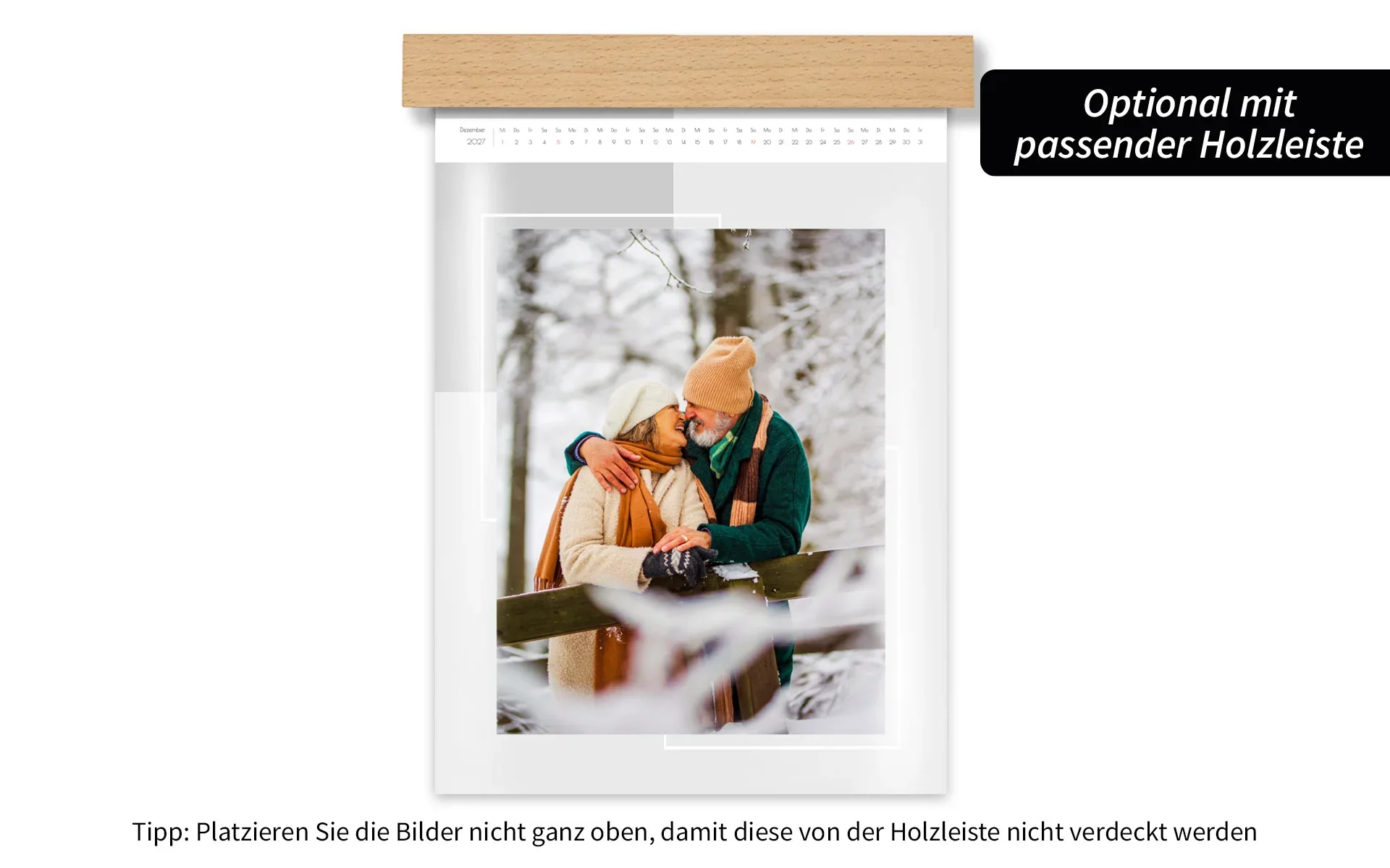 Ein HappyFotokalender ca. A3 hoch mit Holzleiste zeigt ein älteres Pärchen im verschneiten Wald vor grauem Hintergrund.