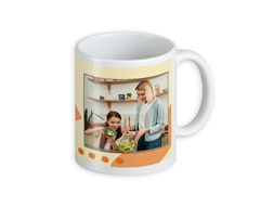 Tasse mit Bild von einer Frau und einem Kind, die zusammen einen Salat zubereiten.