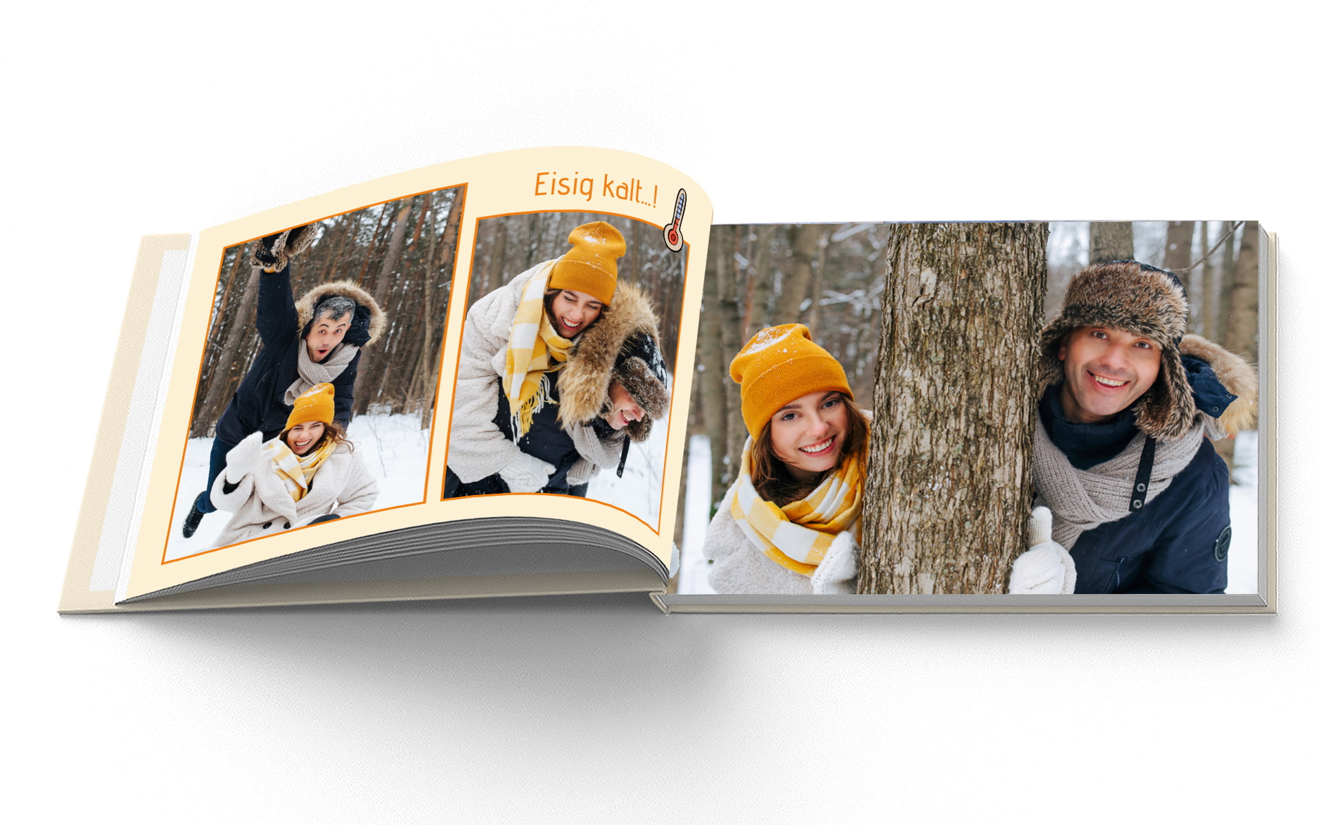 Zwei fröhliche Menschen in winterlicher Kleidung, die sich in einem verschneiten Wald umarmen.