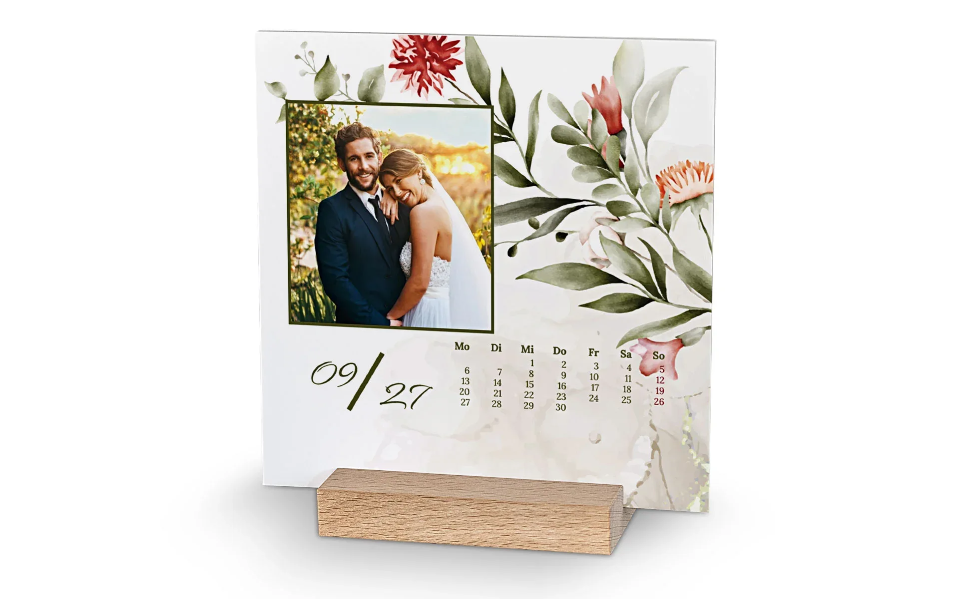 Holzblock-Kalender - quadratisch Ein aufgestellter Holzblock-Kalender quadratisch zeigt ein Brautpaar vor einem Blumenhintergrund.