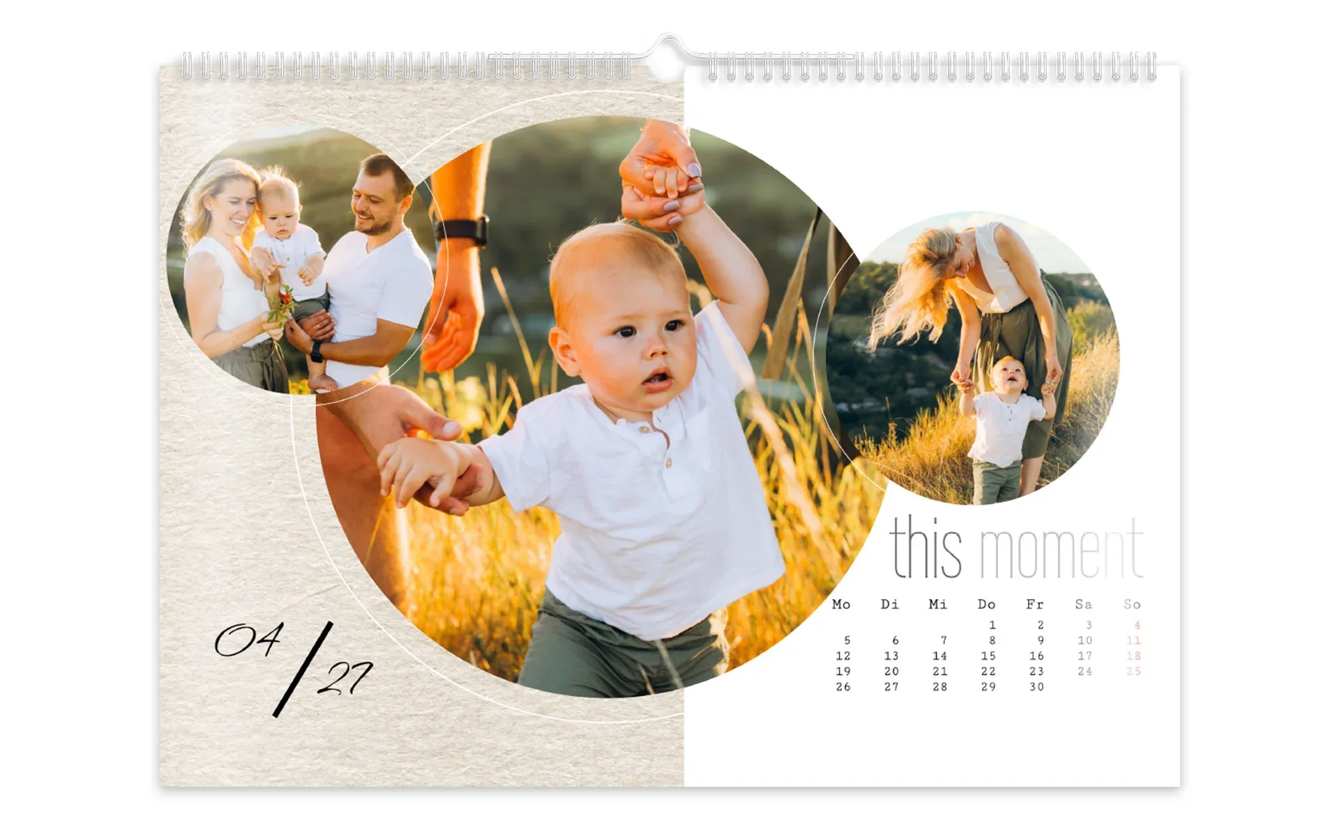 HappyFotokalender ca. A4 quer Ein HappyFotokalender ca. A4 quer mit dem Text This Moment zeigt 3 Fotos einer Familie in kreisförmigen Rahmen.