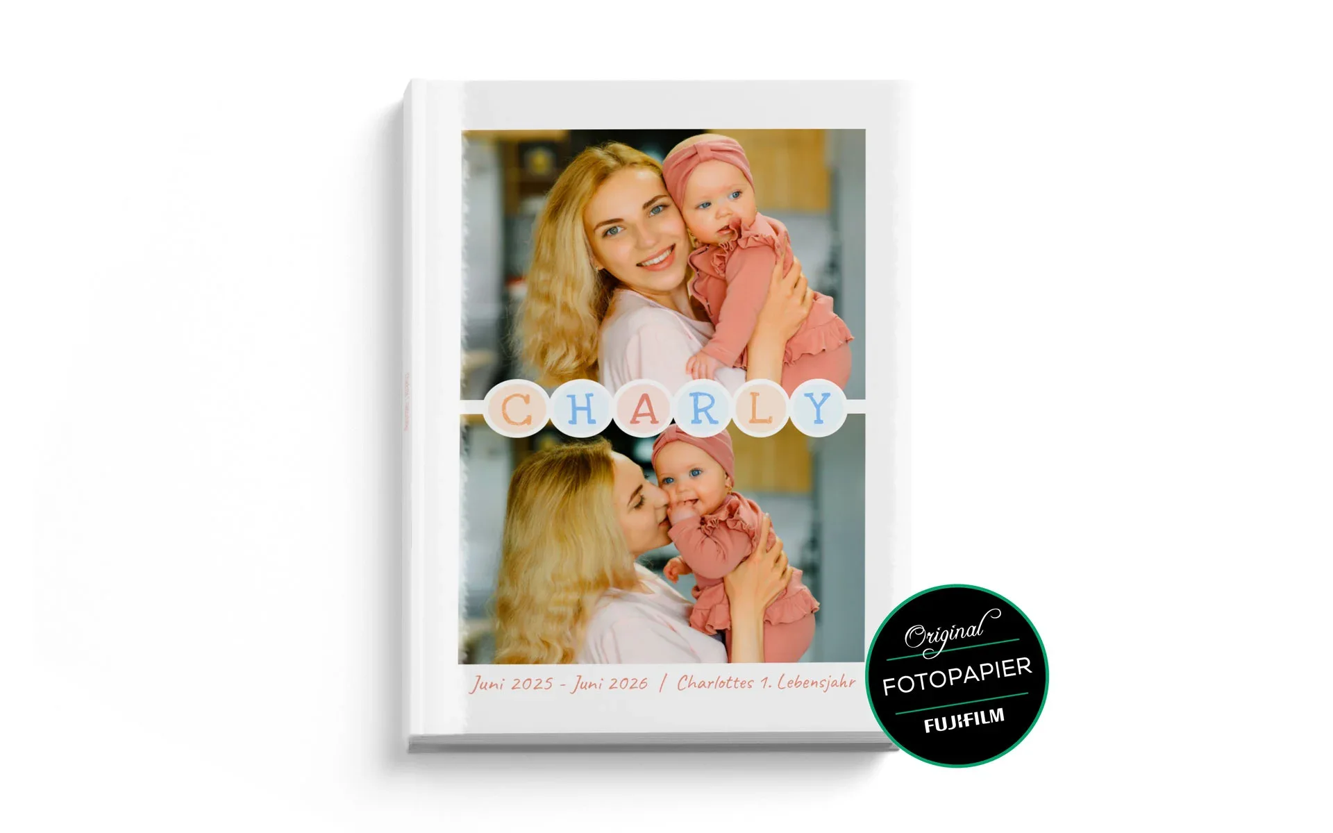 Happy Fotobuch ca. A4 hoch Ein aufgestelltes Happy Fotobuch ca. A4 hoch mit dem Titel Charly zeigt Frau mit einem Baby.