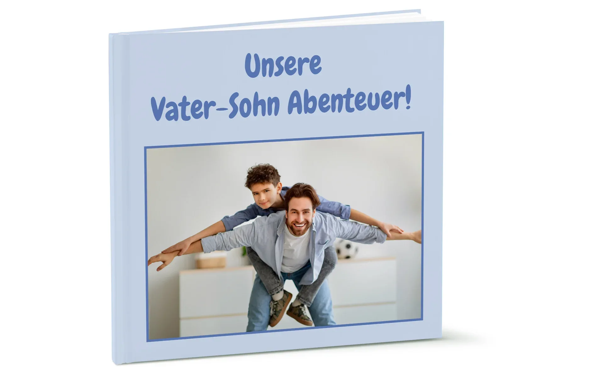 Ein aufgestelltes Happy Fotobuch ca. 20 x 20 mit dem Titel Unsere Vater-Sohn Abenteuer zeigt einen Vater mit seinem Sohn.