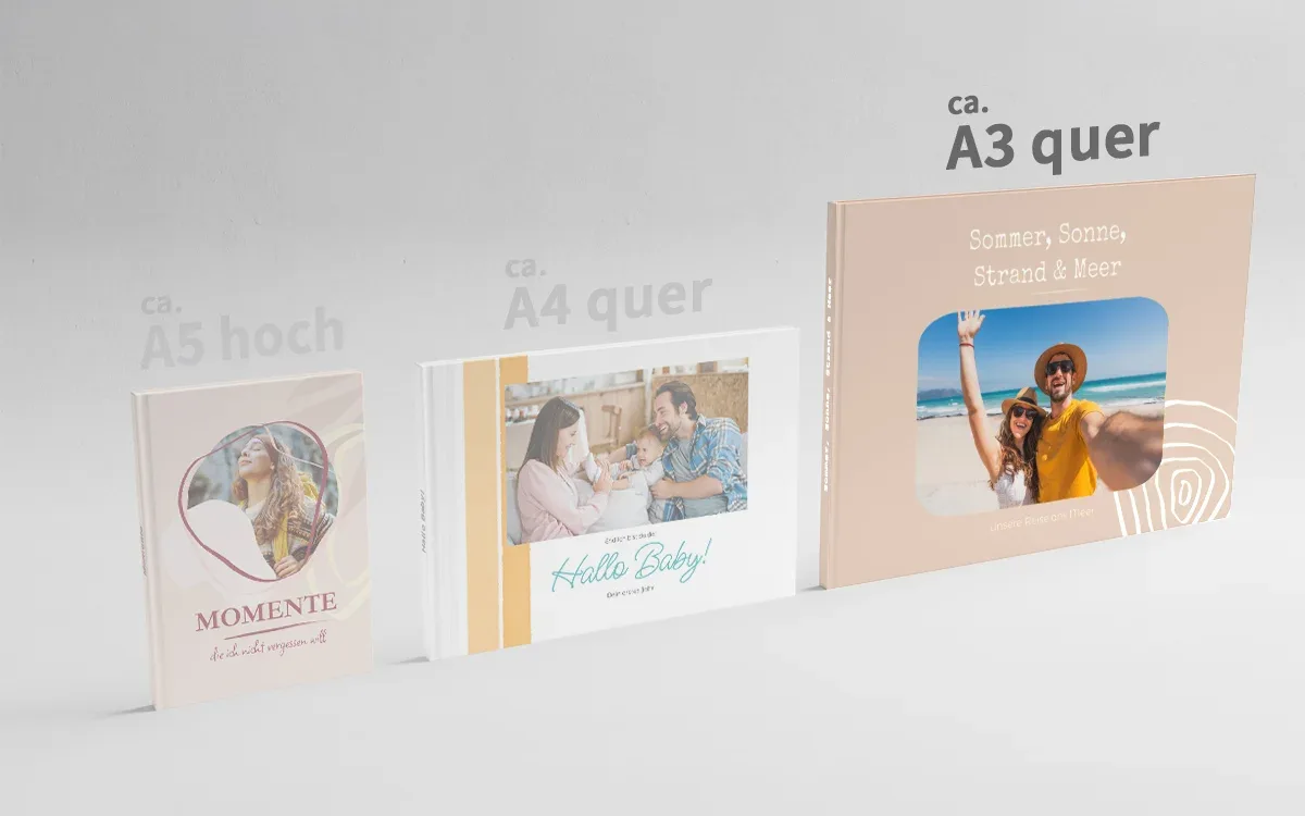 HappyFotobuch ca. A3 quer 3 Happy Fotobücher in den Formaten ca. A5 hoch, ca. 20 x 20 cm und ca. A4 hoch nebeneinander. Das Format ca. A3 quer ist hervorgehoben.