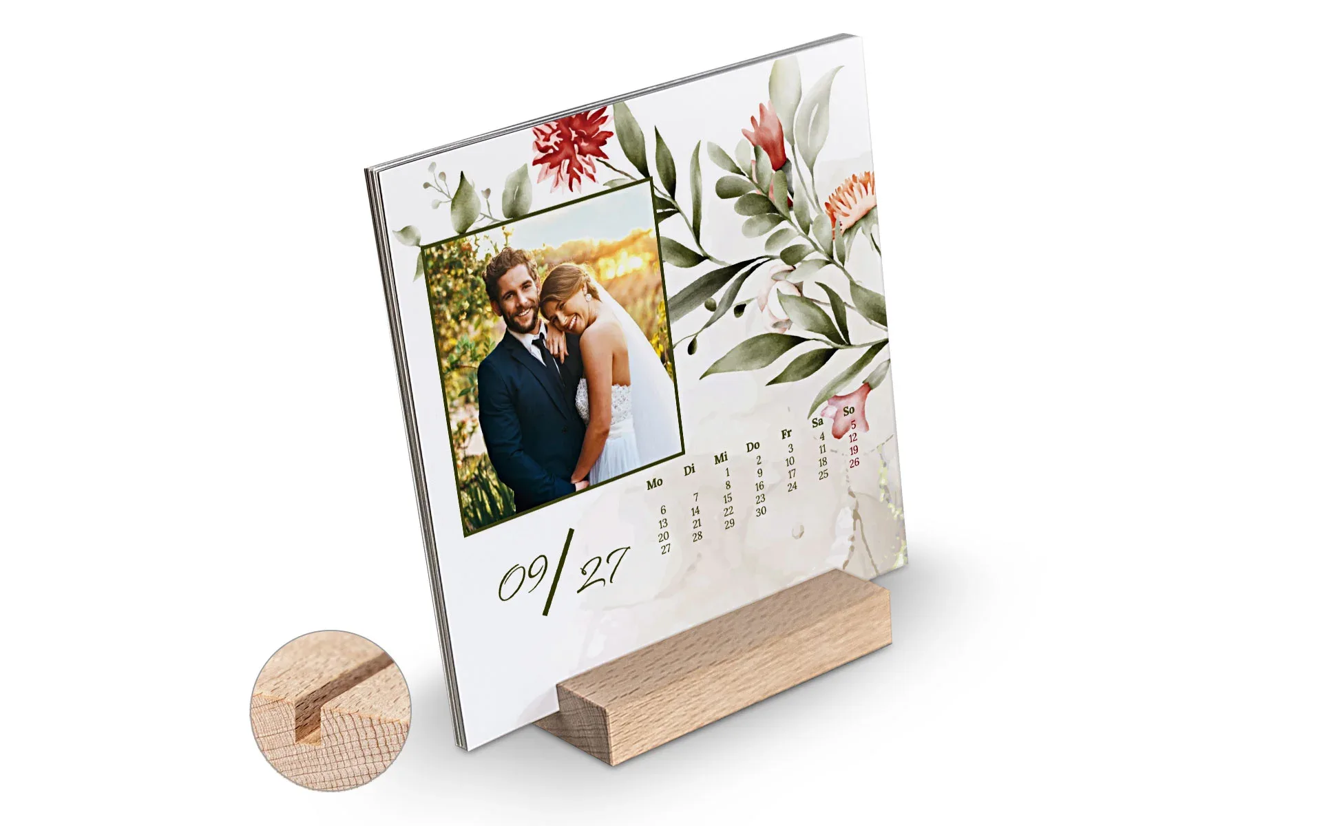 Holzblock-Kalender - quadratisch - Holzblock Detail Ein Holzblock-Kalender quadratisch mit einem Detailbild des Holzblocks zeigt ein Brautpaar vor einem Blumenhintergrund.