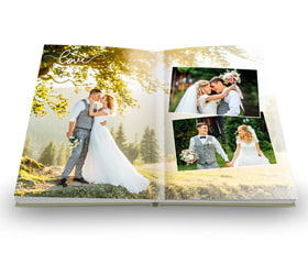 Hochzeitsalbum mit Bildern von einem Brautpaar und einem romantischen Moment im Freien.