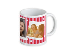 Tasse mit Bildern von zwei lächelnden Frauen auf einem rot-gestreiften Hintergrund.