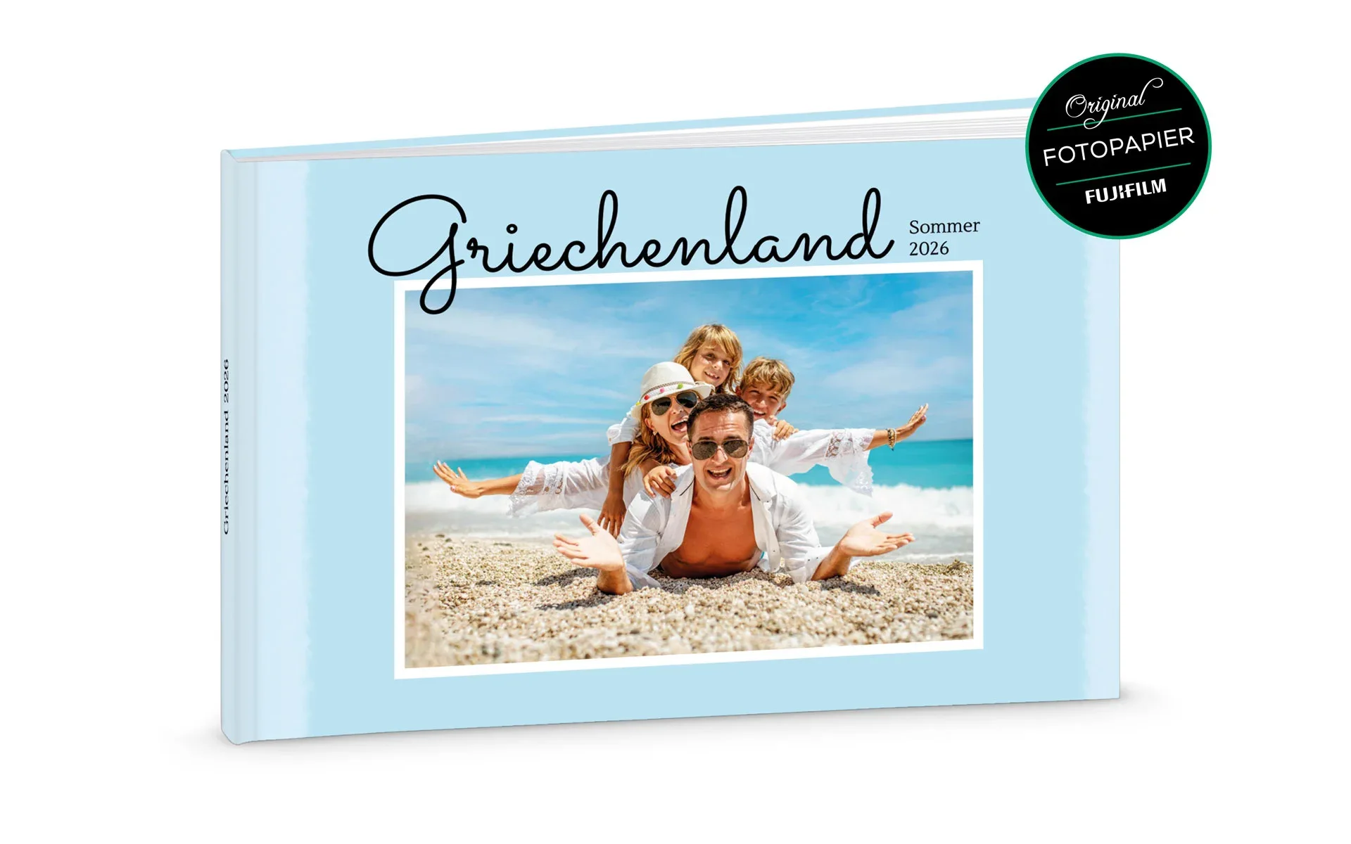 Happy Fotobuch ca. A4 quer Ein aufgestelltes Happy Fotobuch ca. A4 quer mit dem Titel Griechenland zeigt eine Familie am Strand.