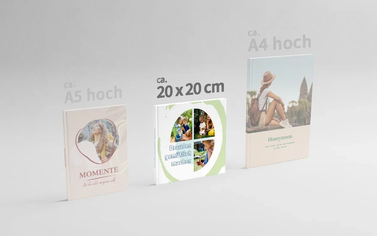 3 Happy Fotobücher in den Formaten ca. A5 hoch, ca. 20 x 20 cm und ca. A4 hoch nebeneinander. Das Format ca.20 x 20 cm ist hervorgehoben.