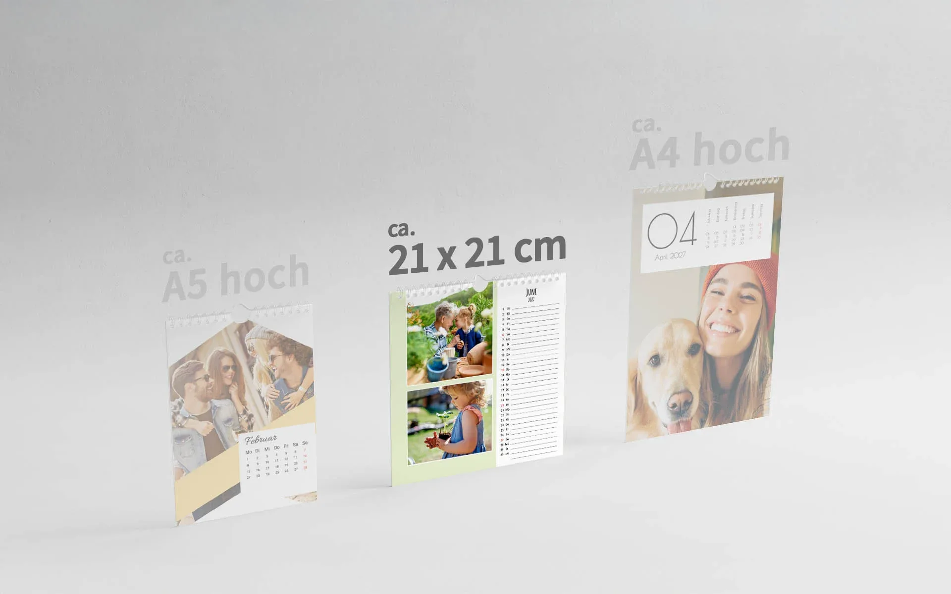 HappyFotokalender ca. 21 x 21 cm 3 HappyFotokalender in den Formaten ca. A5 hoch, ca. 21 x 21 cm und ca. A4 hoch nebeneinander. Das Format ca. 21 x 21 cm ist hervorgehoben.