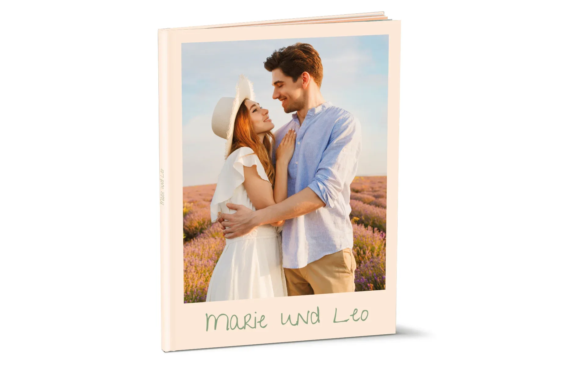 Happy Fotobuch ca. A5 hoch Ein aufgestelltes Happy Fotobuch ca. A5 hoch mit dem Titel Marie und Leo zeigt ein Pärchen in einem Lavendelfeld.