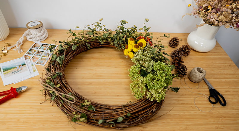 Kreativer Blumenkranz mit Foto