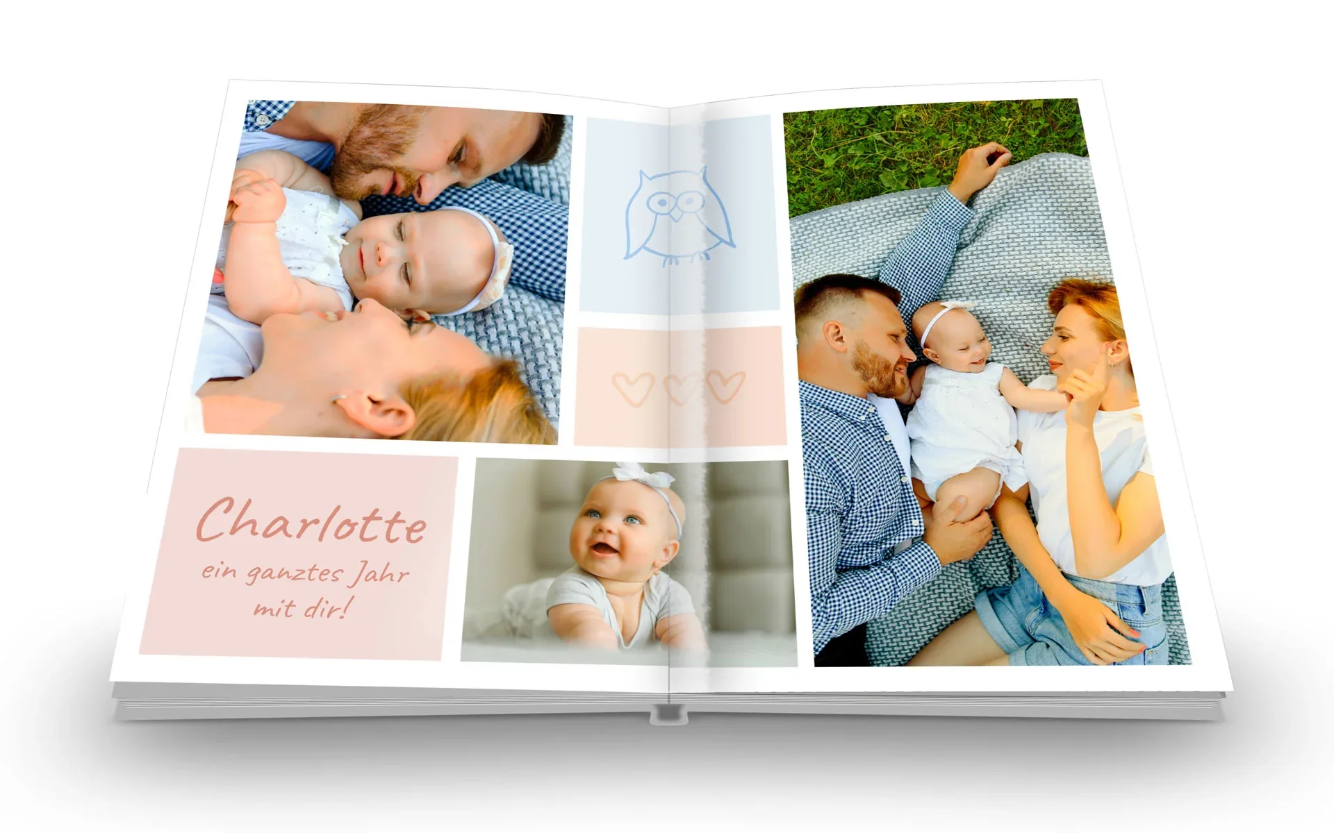 Happy Fotobuch ca. A4 hoch Ein aufgeschlagenes Happy Fotobuch im Format ca. A4 hoch mit dem Text Charlotte ein ganzes Jahr mit dir zeigt eine Familie.