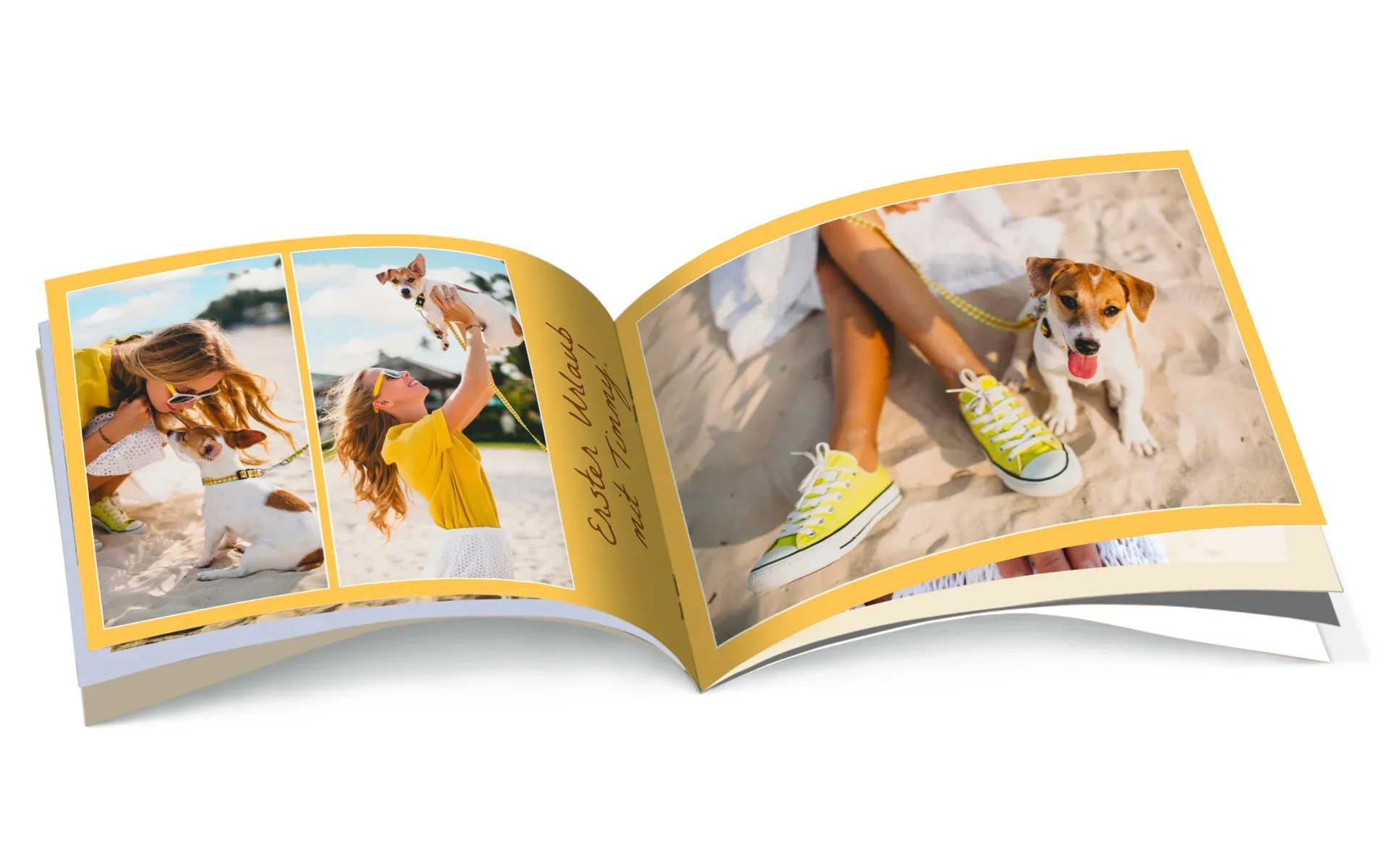 Ein aufgeschlagenes Happy Fotobuch im Format ca. A4 hoch zeigt eine Frau und einen Hund am Strand.