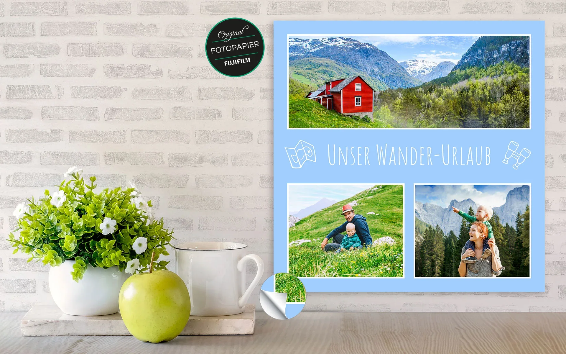 Fotocollage ca. 30 x 30 cm - aufgehängt Eine aufgehängte Fotocollage ca. 30 x 30 cm mit dem Text Unser Wander-Urlaub zeigt drei Fotos mit weißem Rahmen vor blauem Hintergrund.
