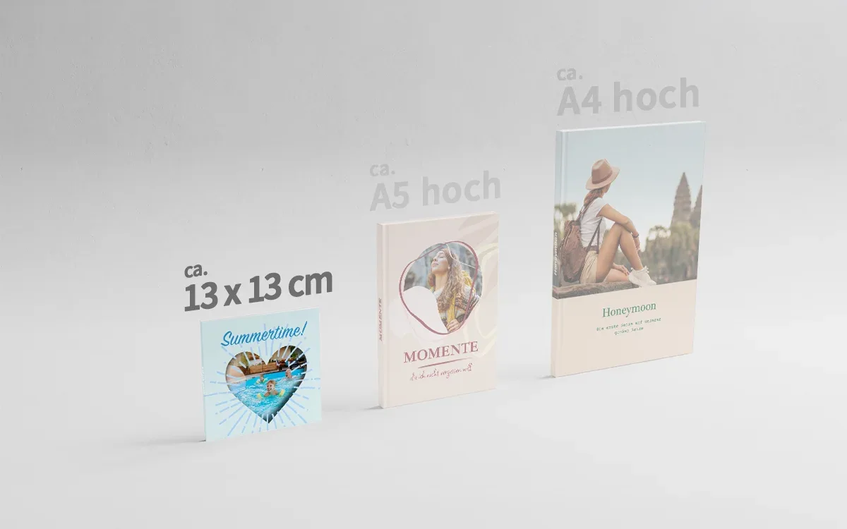 3 Happy Fotobücher in den Formaten ca. 13 x 13 cm, ca. A5 hoch und ca. A4 hoch nebeneinander. Das Format ca. 13 x 13 cm ist hervorgehoben.
